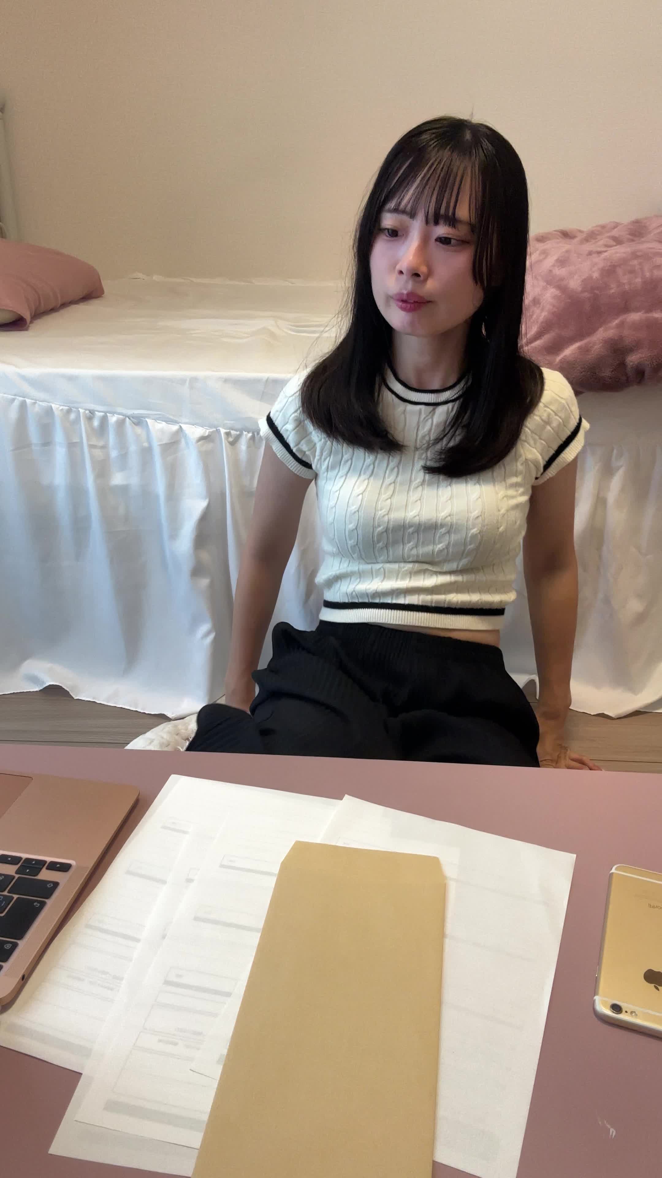 椅子に座り直して、「まずは相談してみよう」と決意の顔を見せる動作
