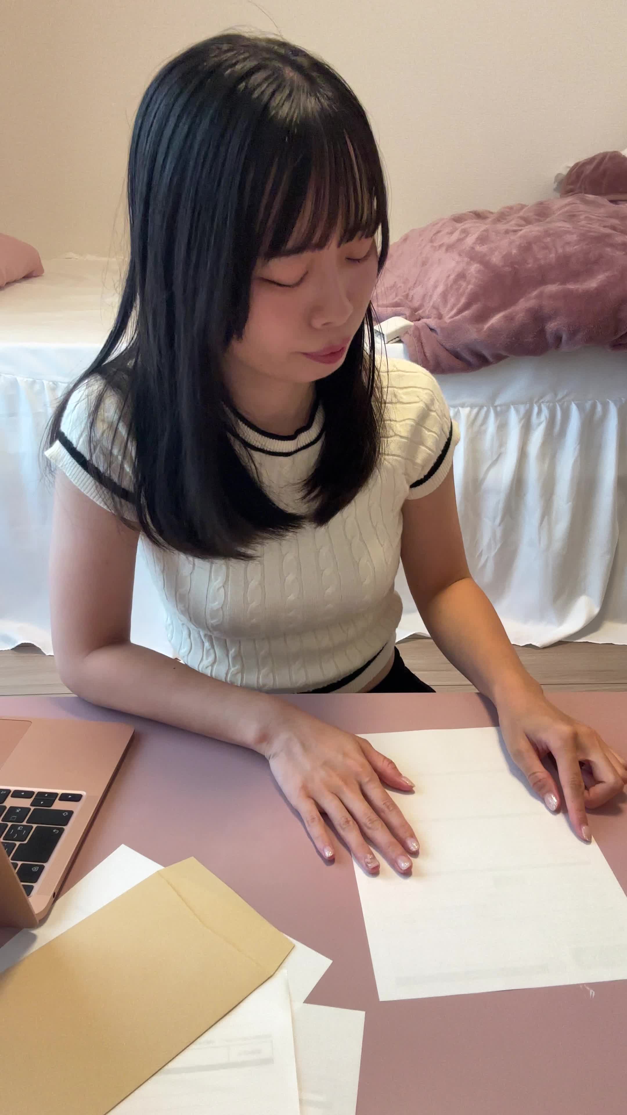 椅子に腰掛け、書類にチェックを入れながら「これで安心できる」と確認する姿