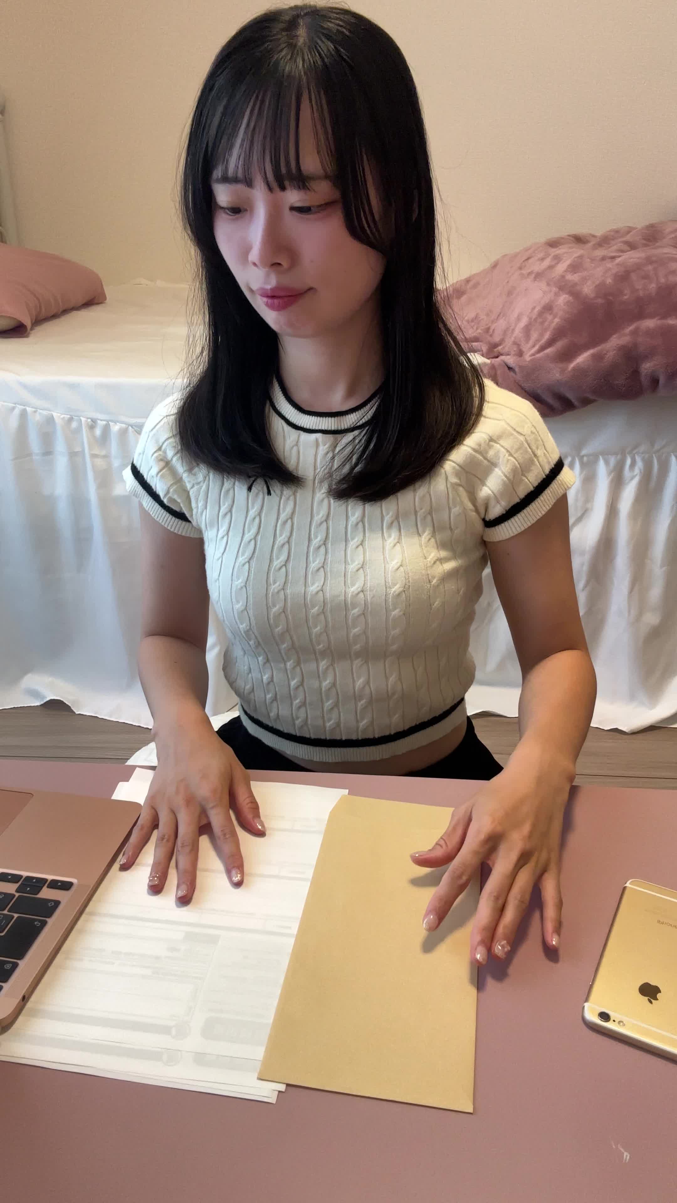椅子に深く腰掛け、「ようやく解決の道筋が見えた」とホッとした表情を見せる動作