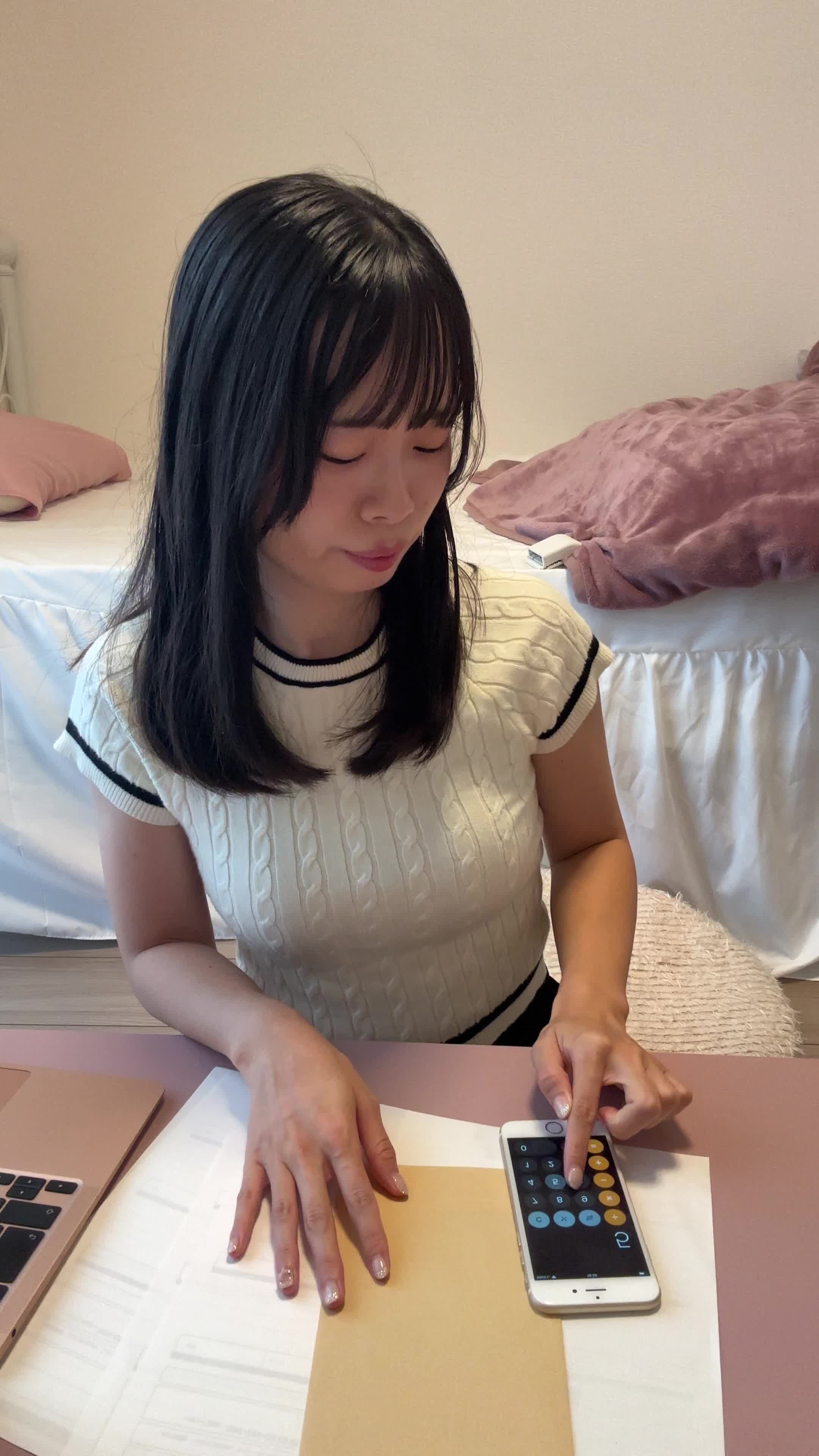 テーブルで電卓を叩き、「返済が間に合わない…」と絶望しながら頭を抱える動作