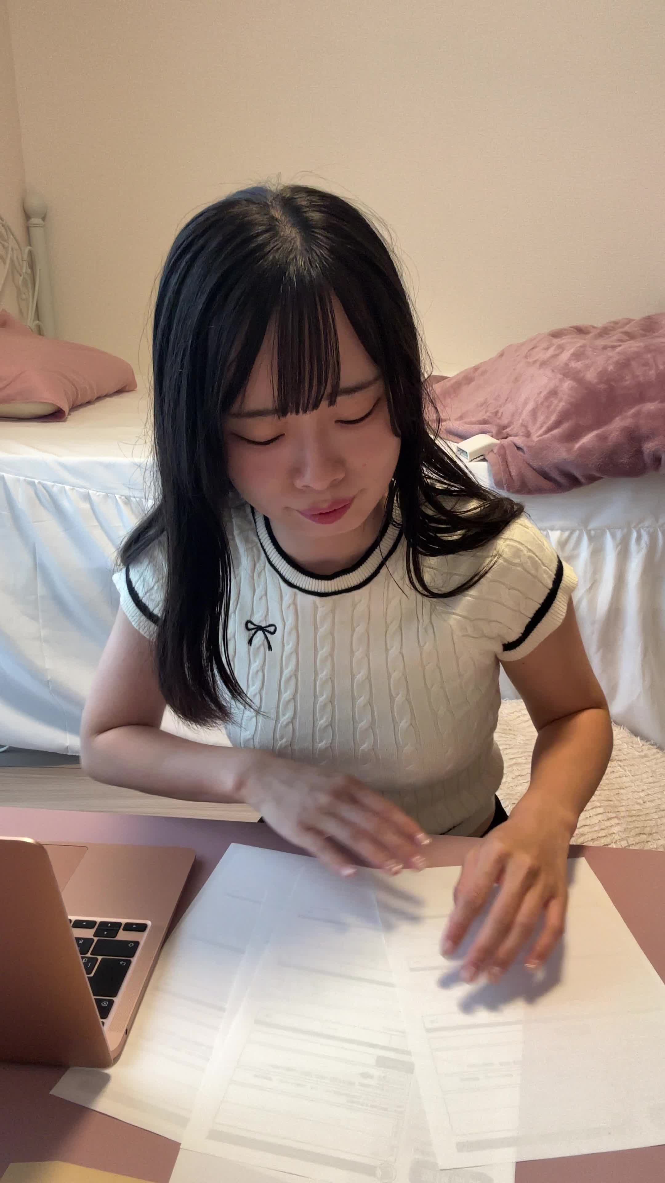 テーブルで契約書を確認し、「これで次に進める」とホッとした表情を浮かべる動作
