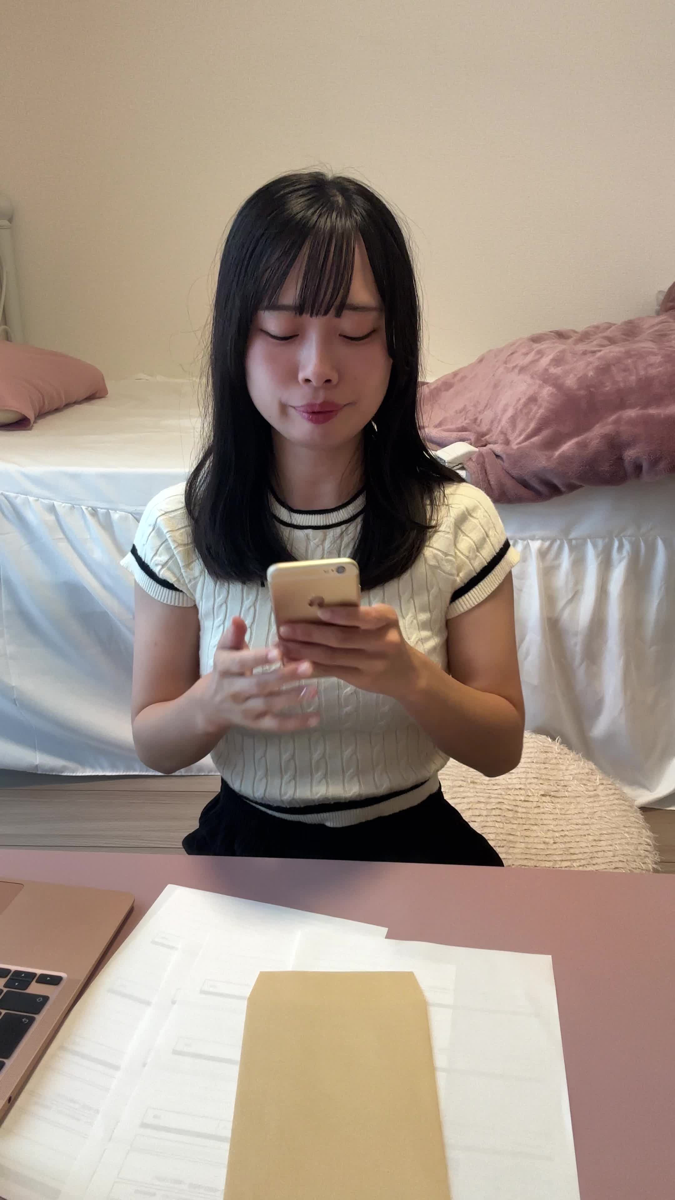 テーブルでスマホを置き、「一歩踏み出せた」と深く頷く動作