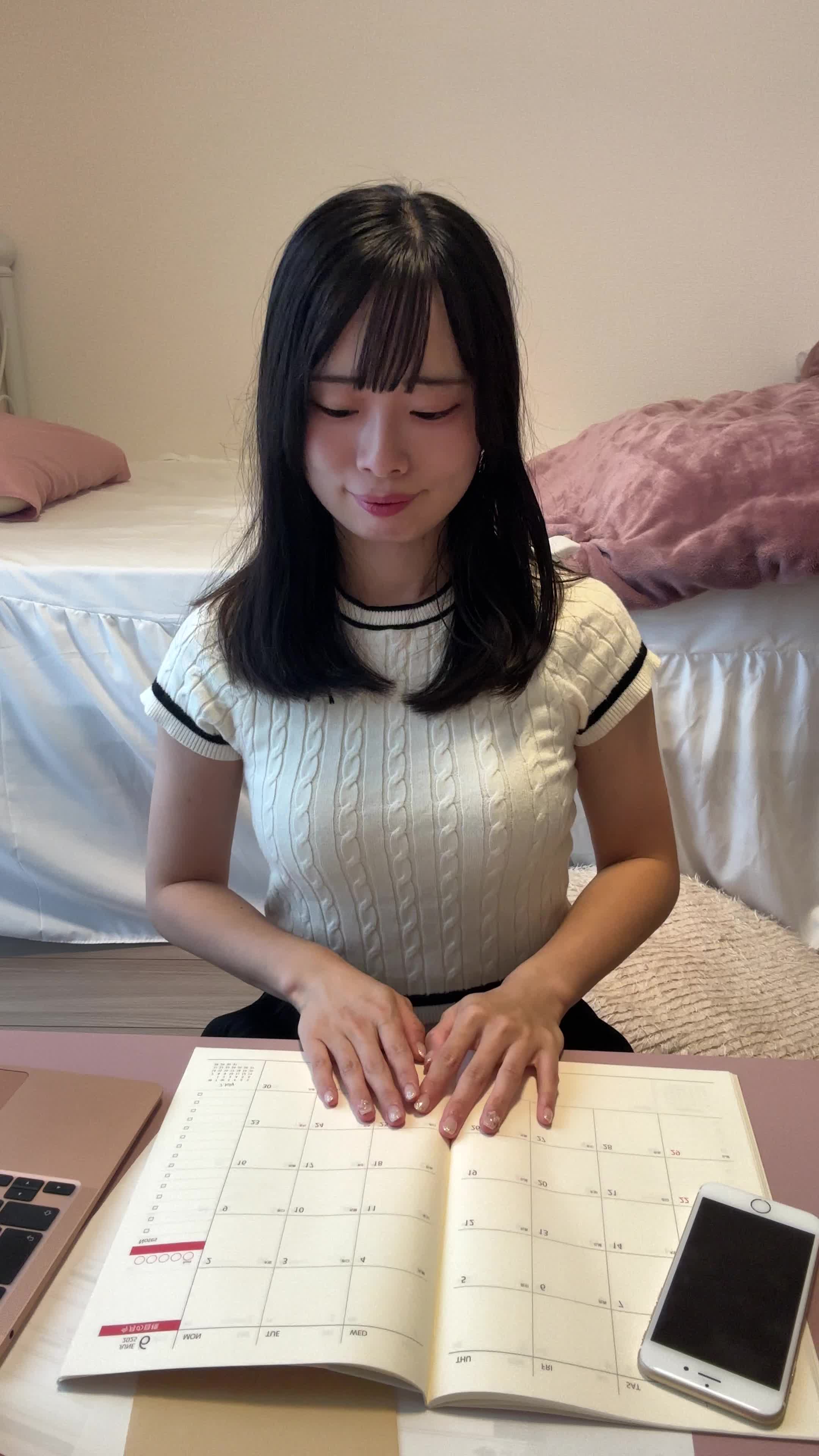 テーブルに置いた手帳を眺め、「これで生活が安定する」と微笑む表情