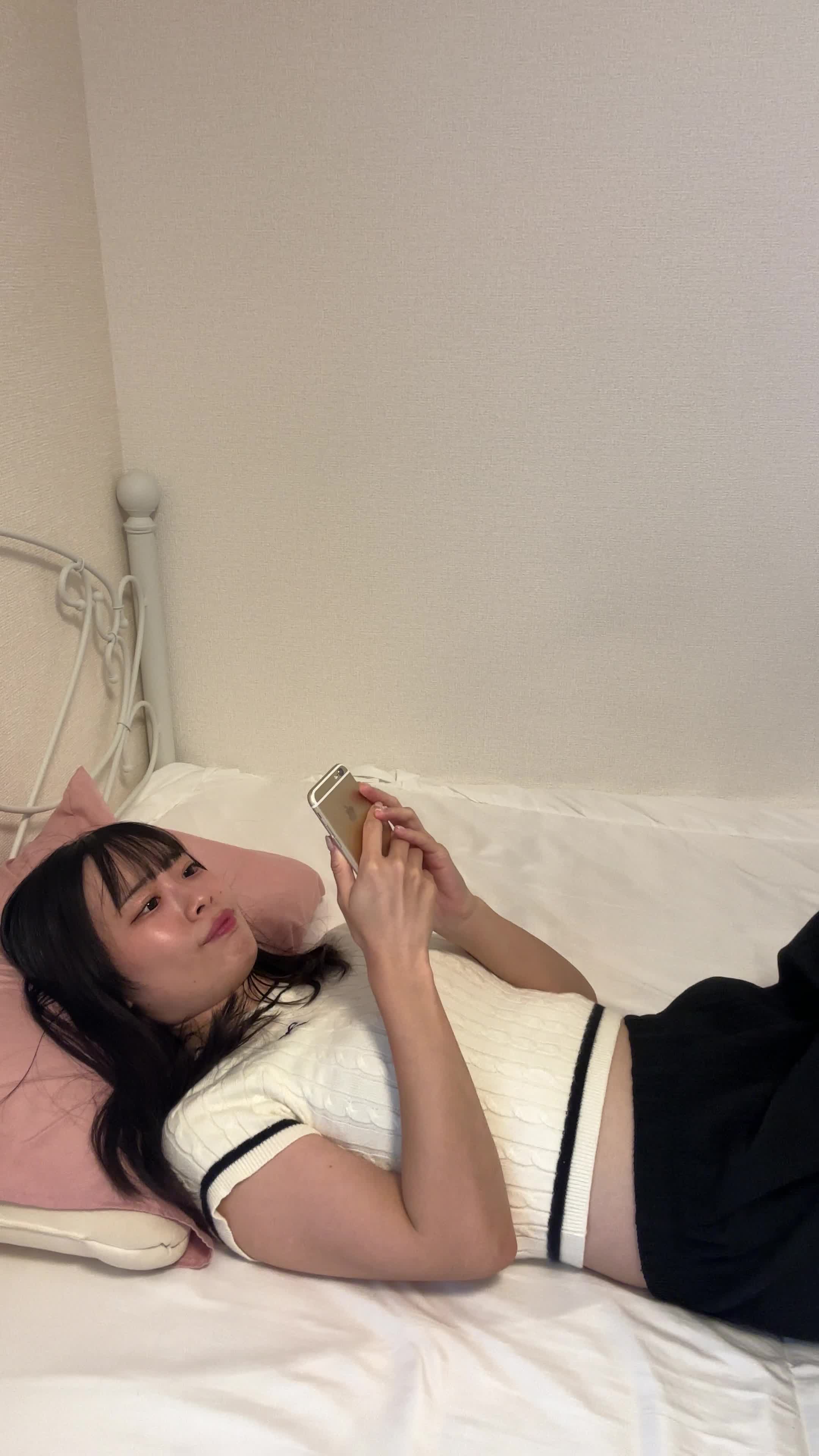 ベッドで横になり、「これで家族に安心して話せる」とホッとした様子