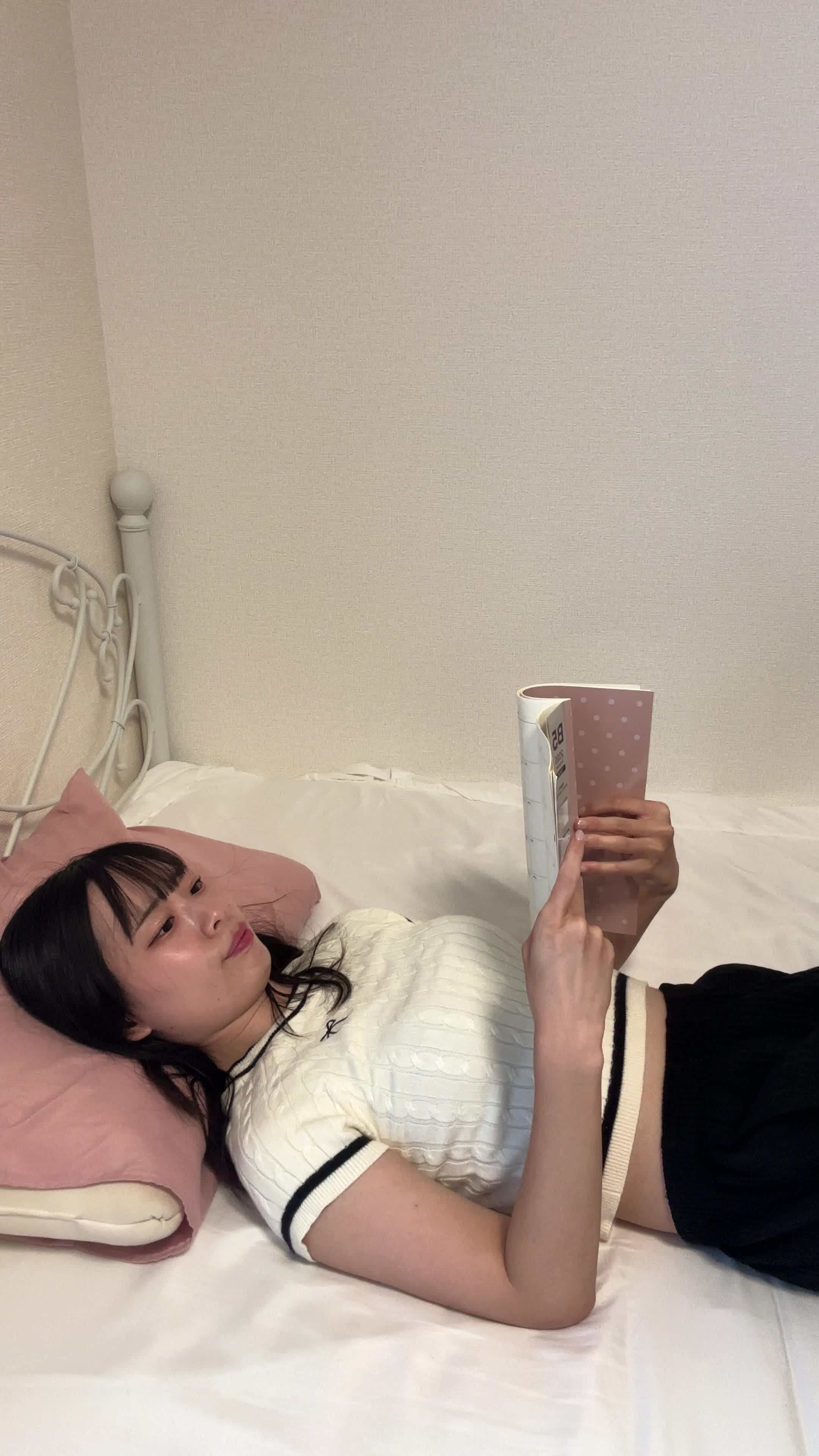 ベッドで横になりながら、「家計簿を新しくつけ直す」と未来を見据える姿
