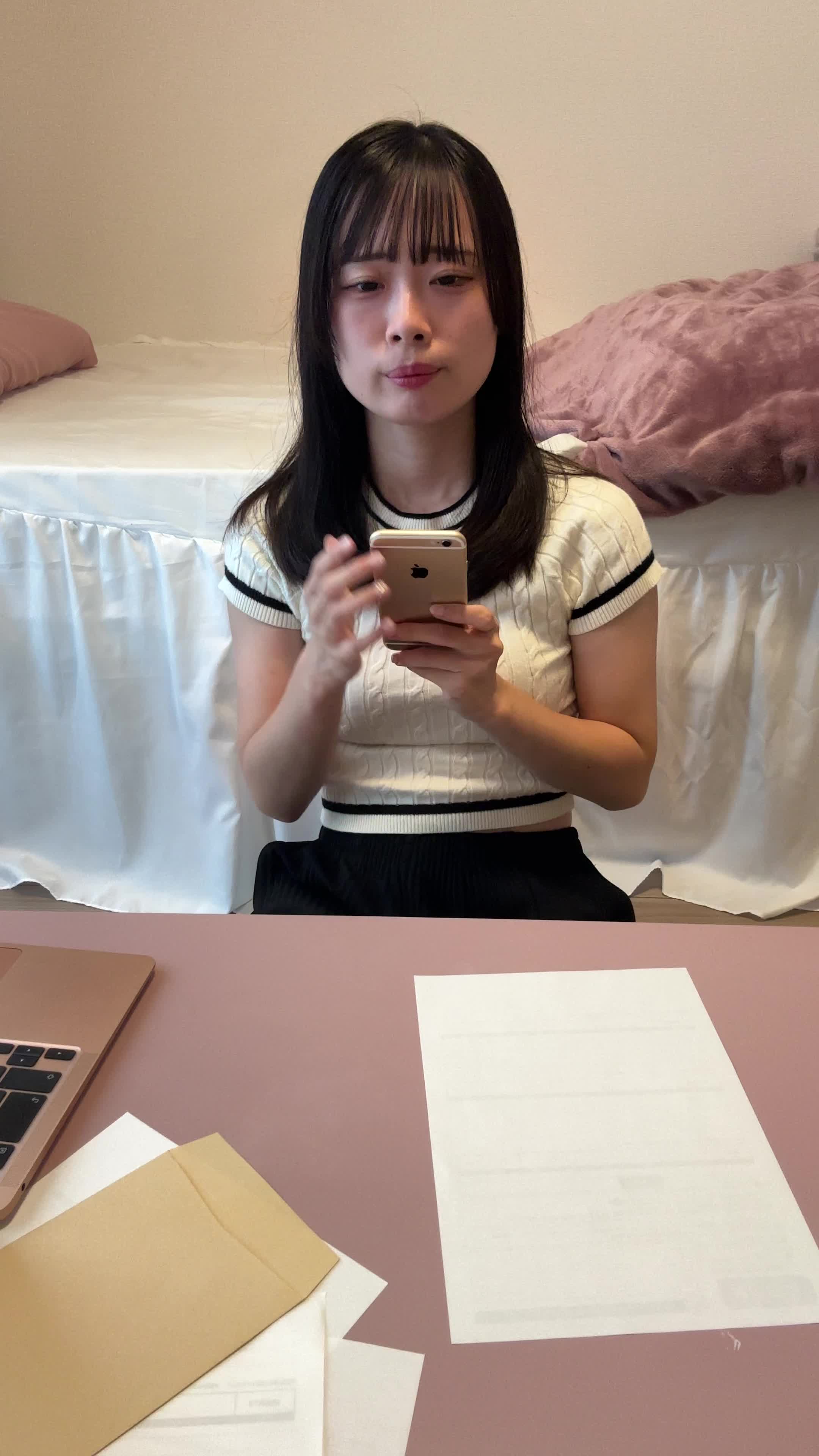 ソファに深く腰掛け、スマホを見ながら「どこに相談すればいいんだろう」と考え込む姿