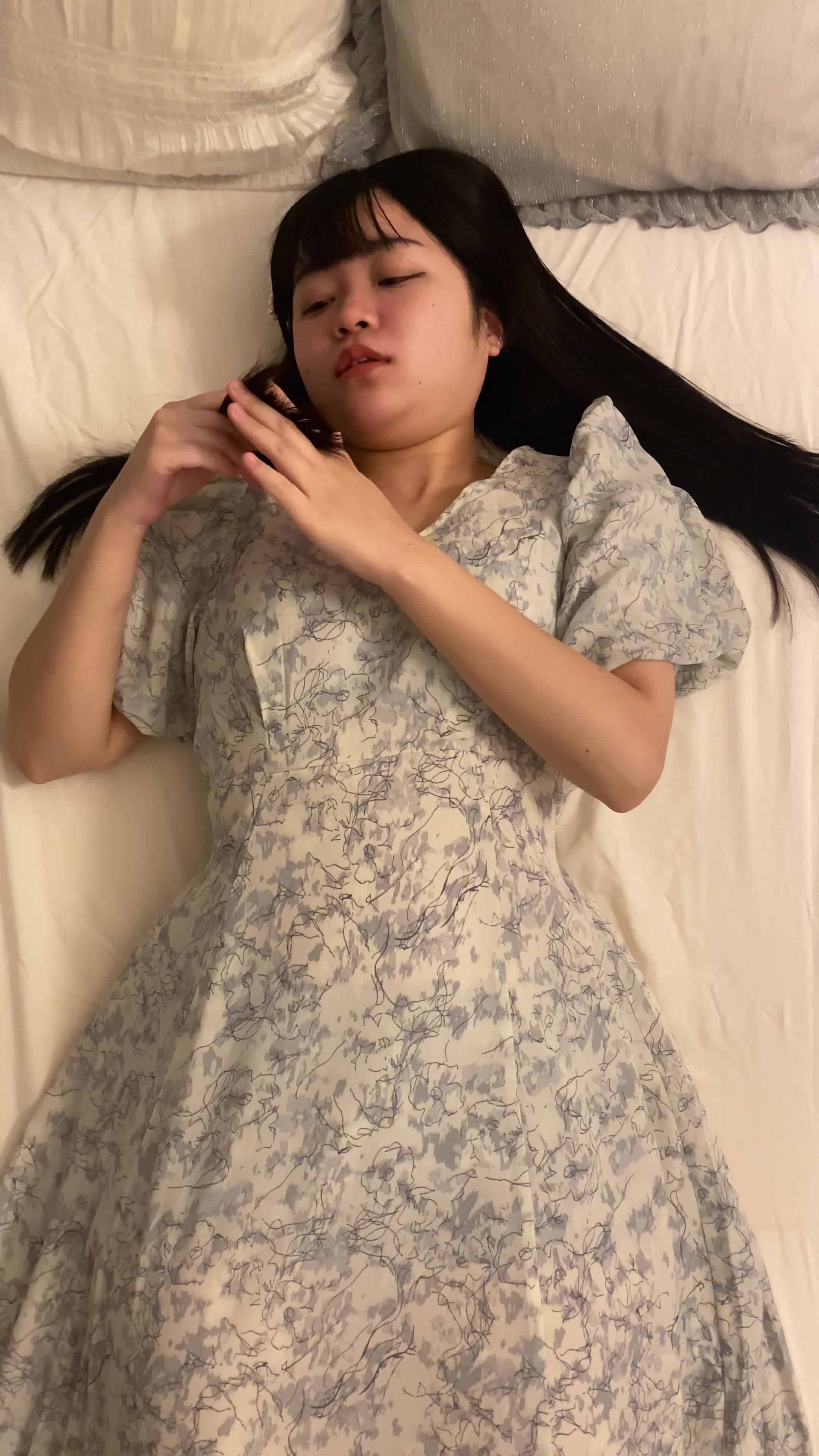 ベッドで横になり、「明日のプレゼンのために髪を整えたい」と計画を立てる姿