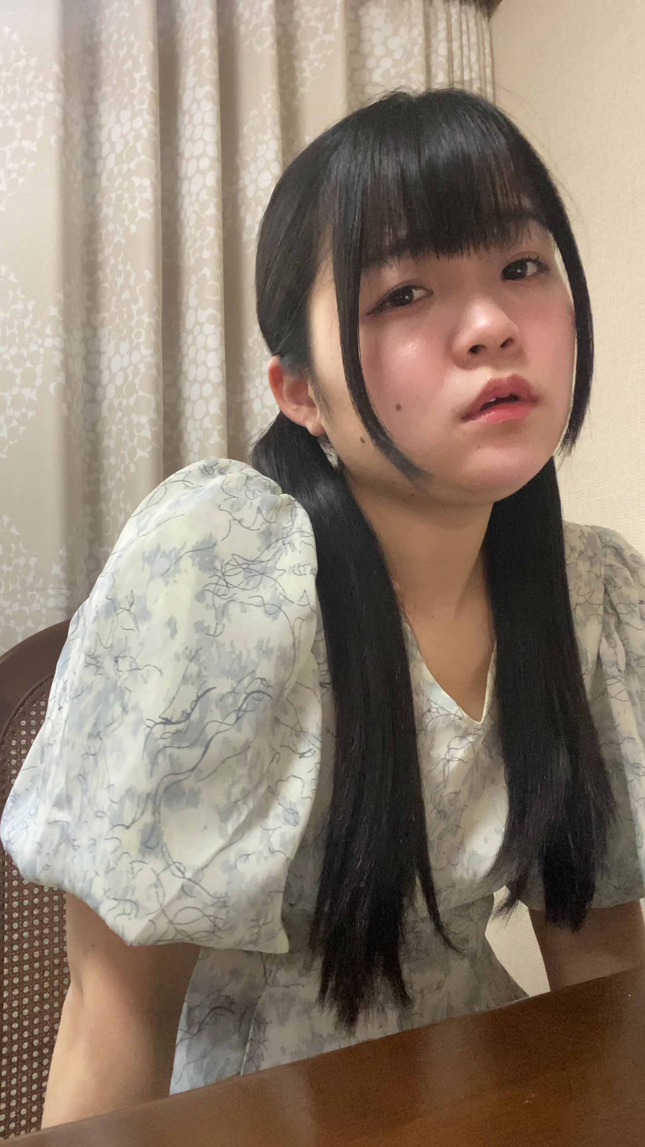 椅子に浅く腰掛け、水を取りに立ち上がるのが面倒そうな表情を見せる仕草