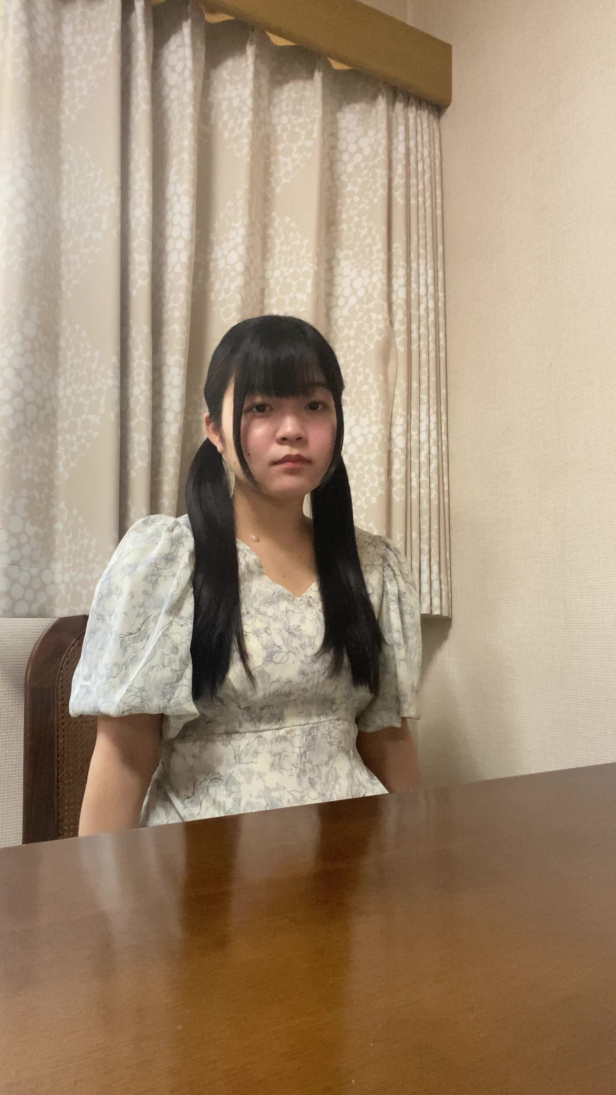 椅子から立ち上がり、「冷たい水を取るためにまたキッチンへ…」と軽くため息をつく様子