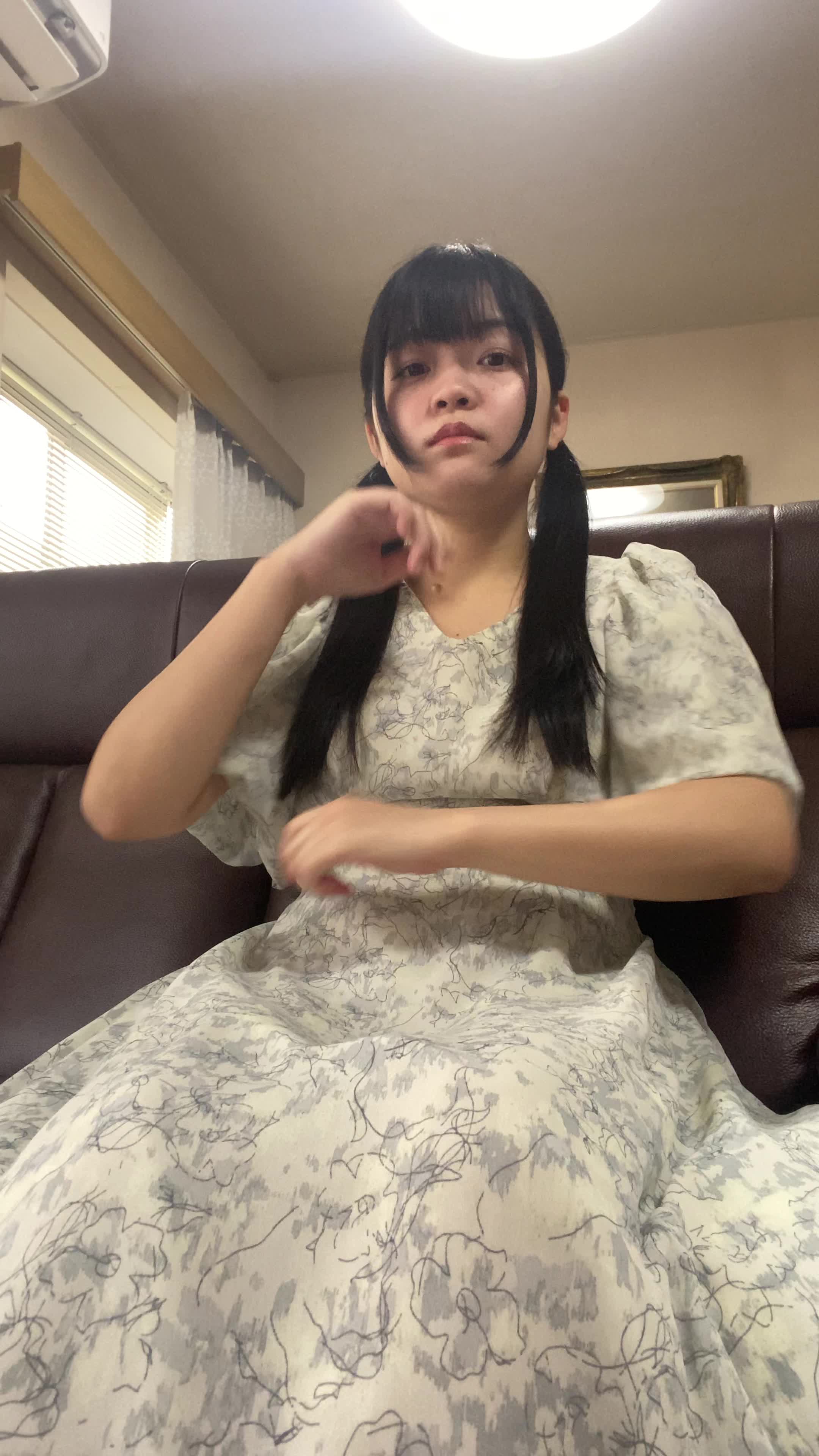 ソファでリラックスしながら、「ウォーターサーバーがあればもっと便利」と考える表情