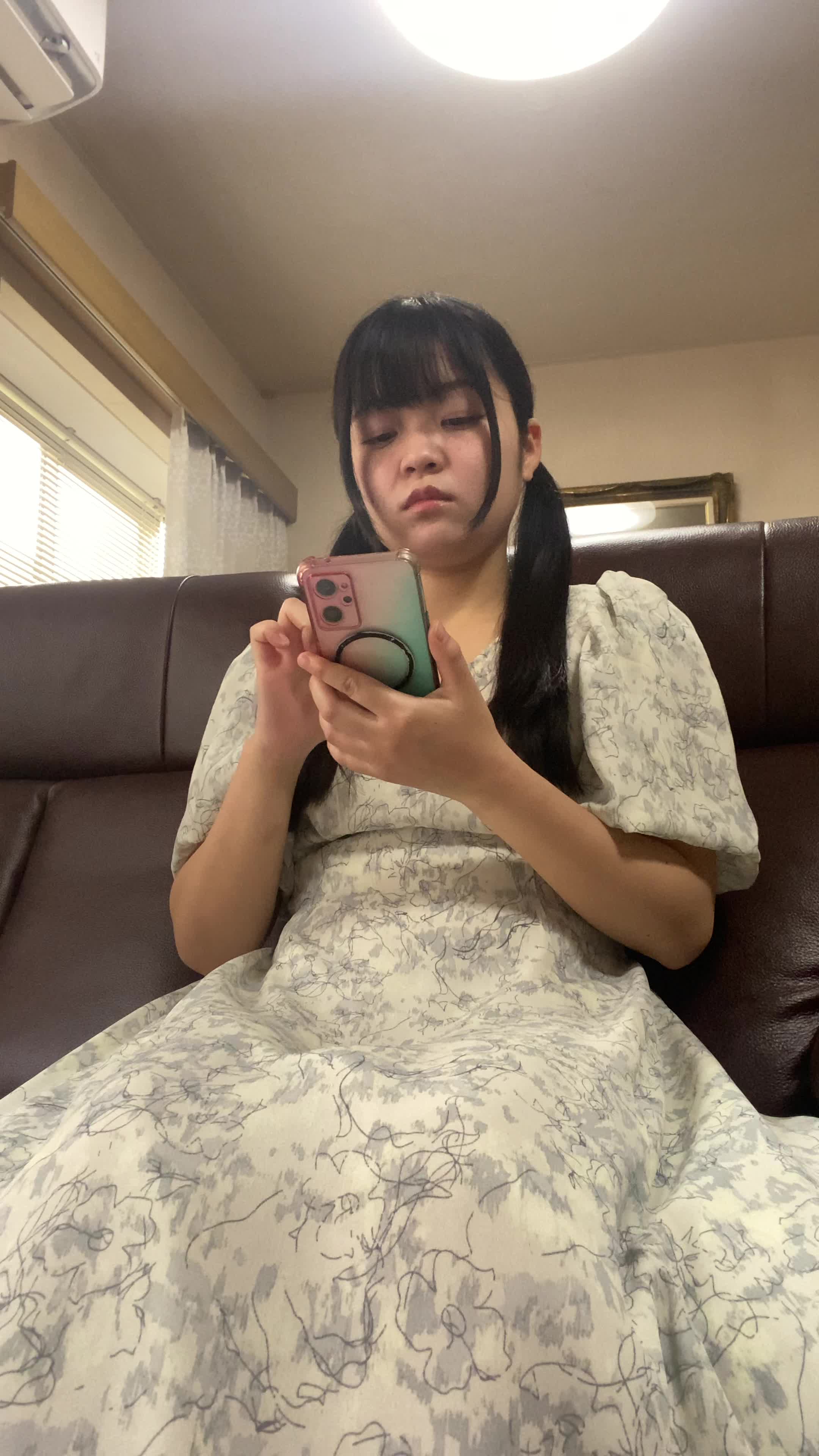 ソファでスマホをいじりながら、「家にあったらどれくらい便利なんだろう？」と考える動作