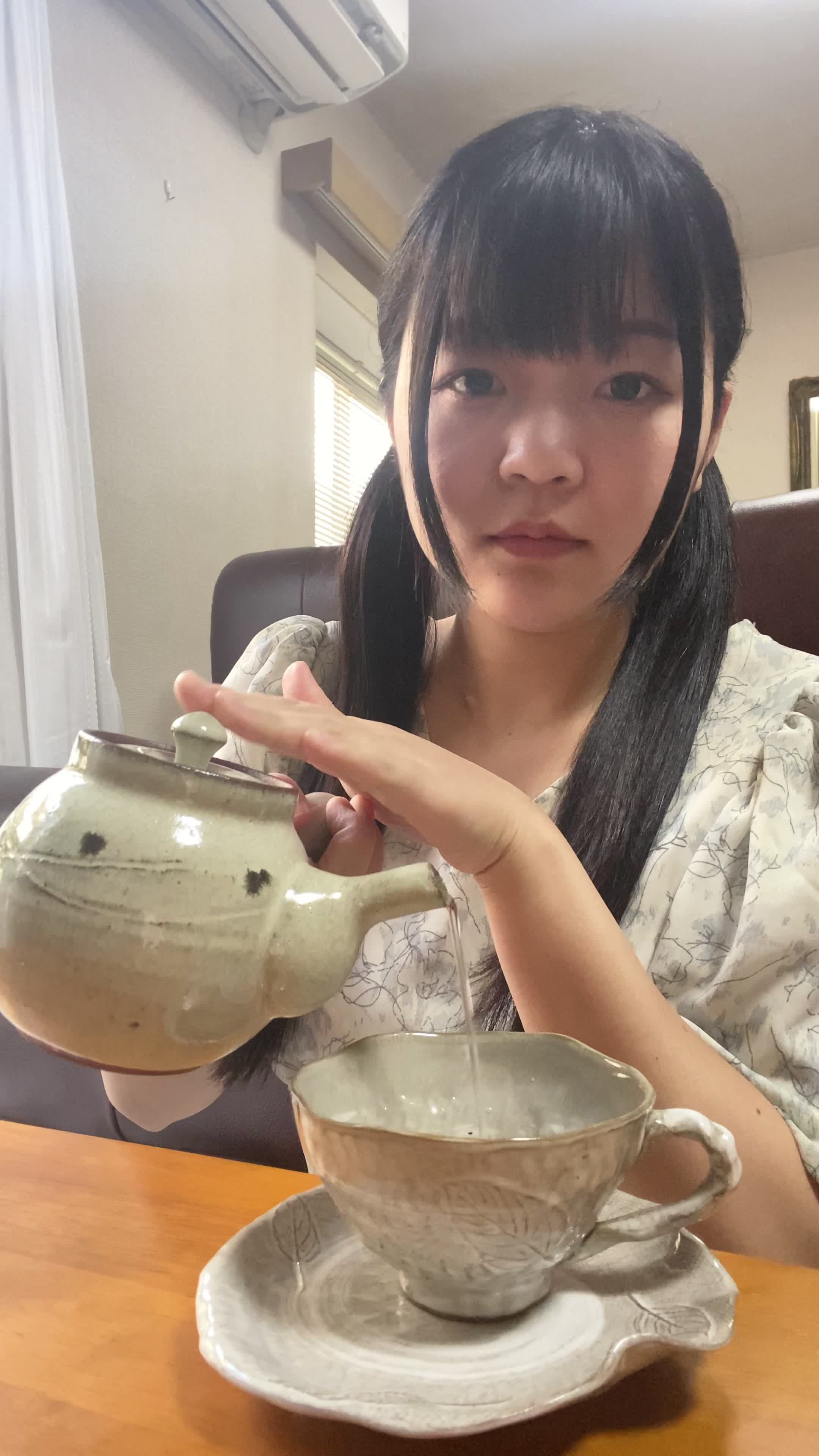 テーブルで急須のお湯を注ぎ、「これがもっと簡単だったらな」とぼんやり考える動作