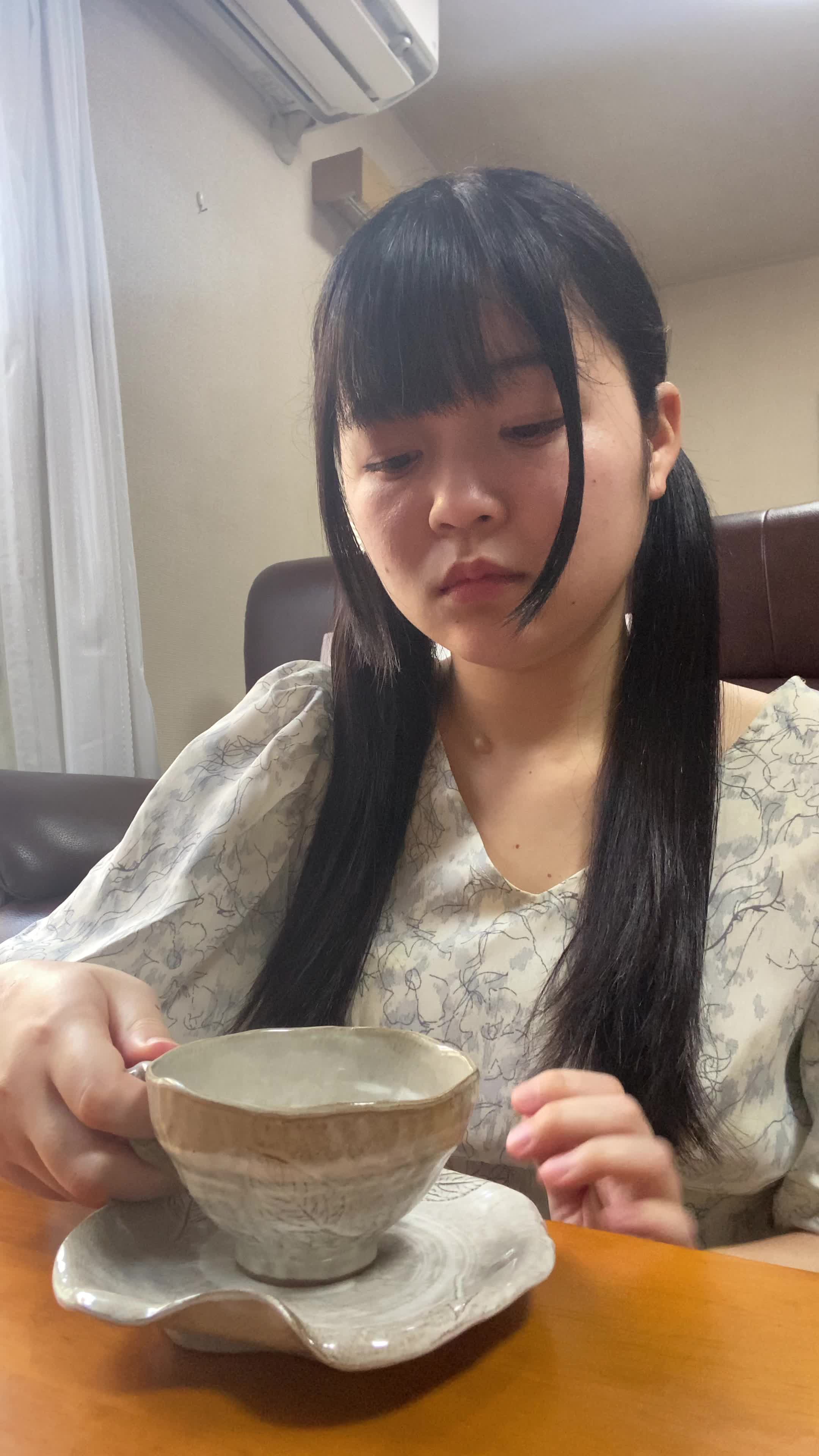 テーブルでカップを手に取り、「もっと簡単にお茶が飲めたらいいのに」と感じる動作