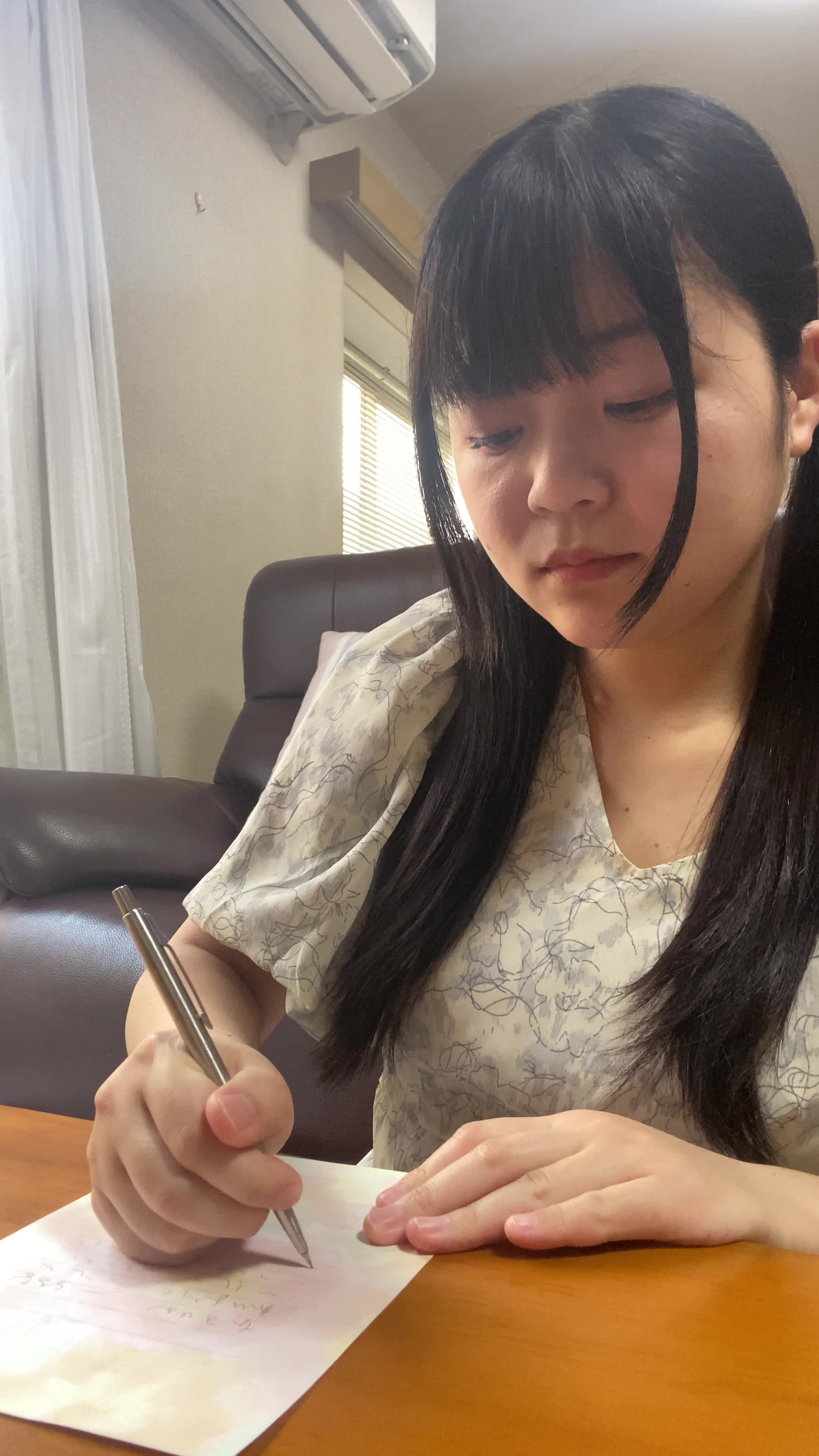 テーブルで紙にプランを比較して、「これならコスパもいいかも」と頷く動作