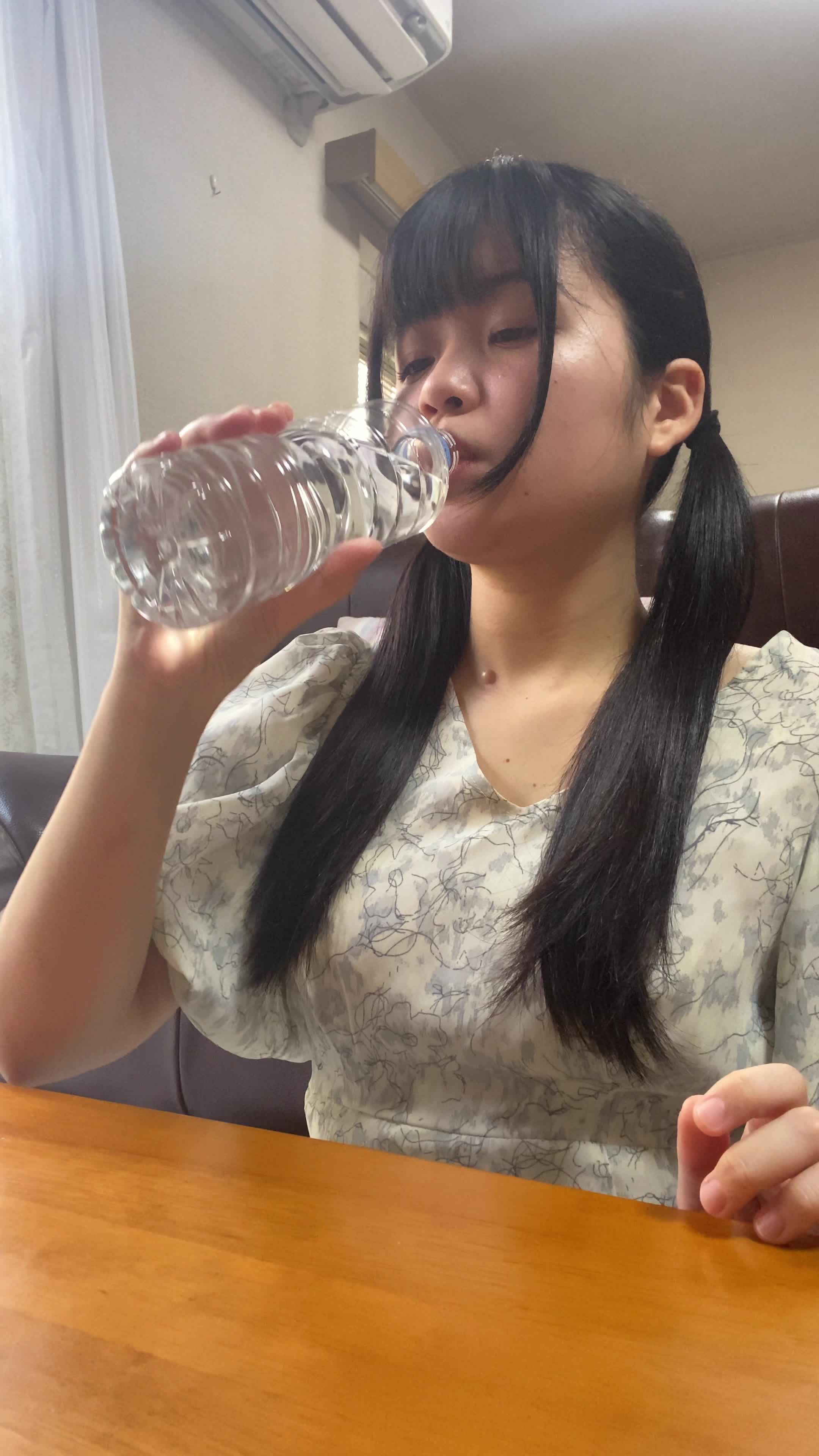 テーブルで水を飲み、「これがいつでも手軽に取れたら…」と空想する表情