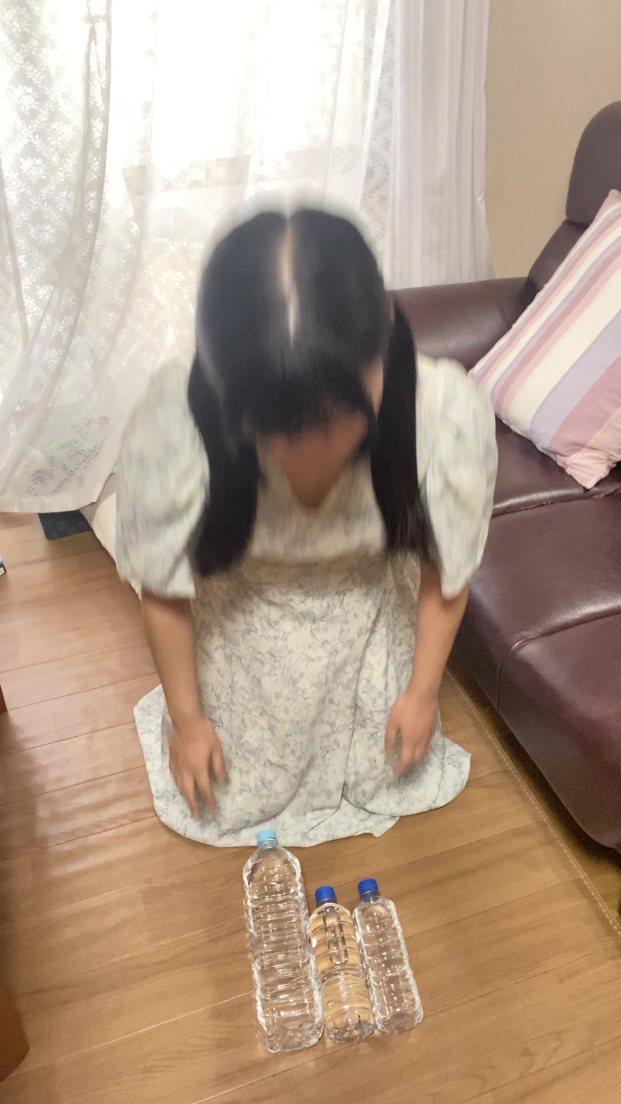 床に膝を立てて座り、「これ以上重たい水を運ぶのは大変」と考え込む動作