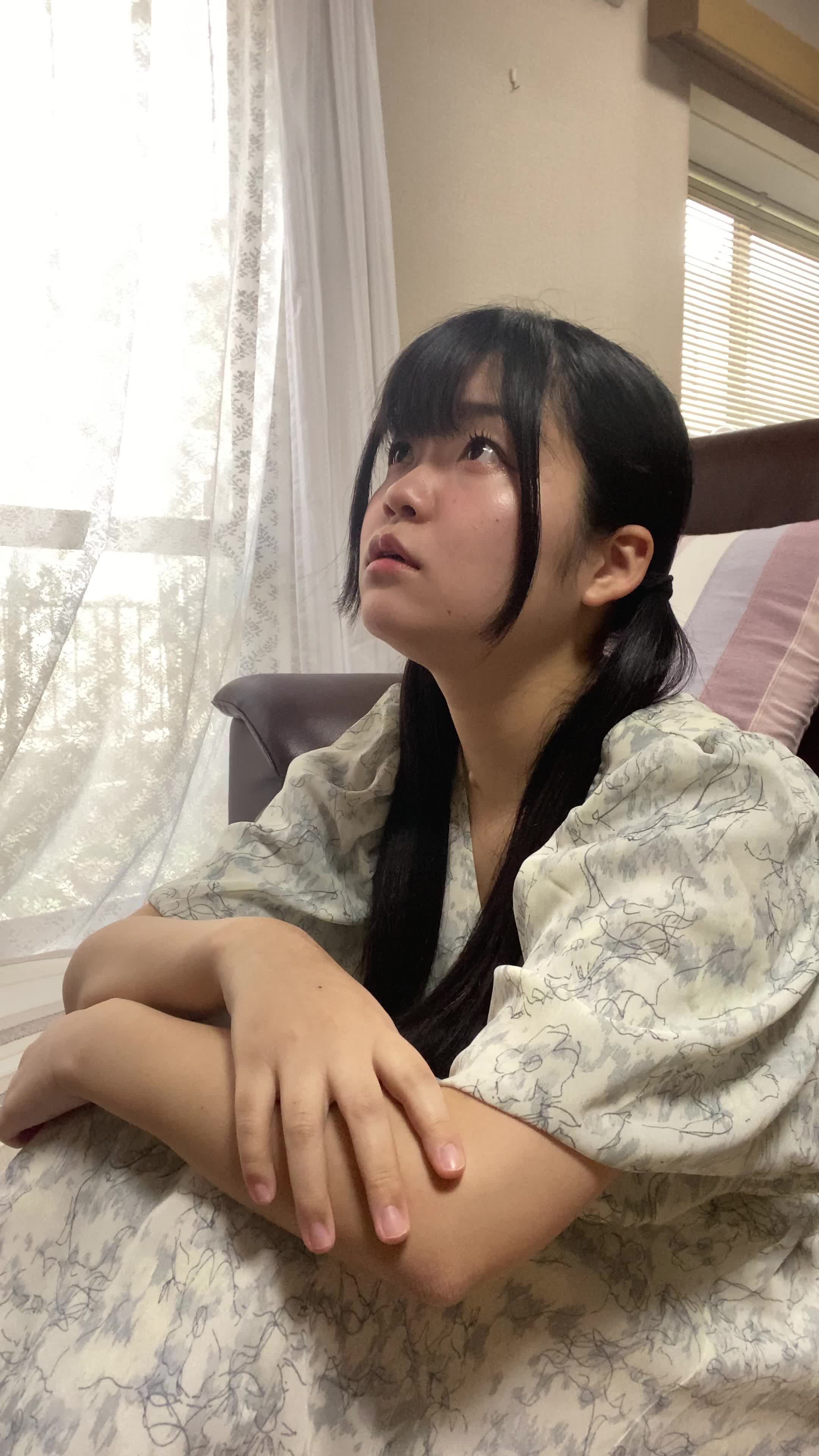 床に座り込み、「次回の注文がもっと簡単ならいいのに」と悩む姿