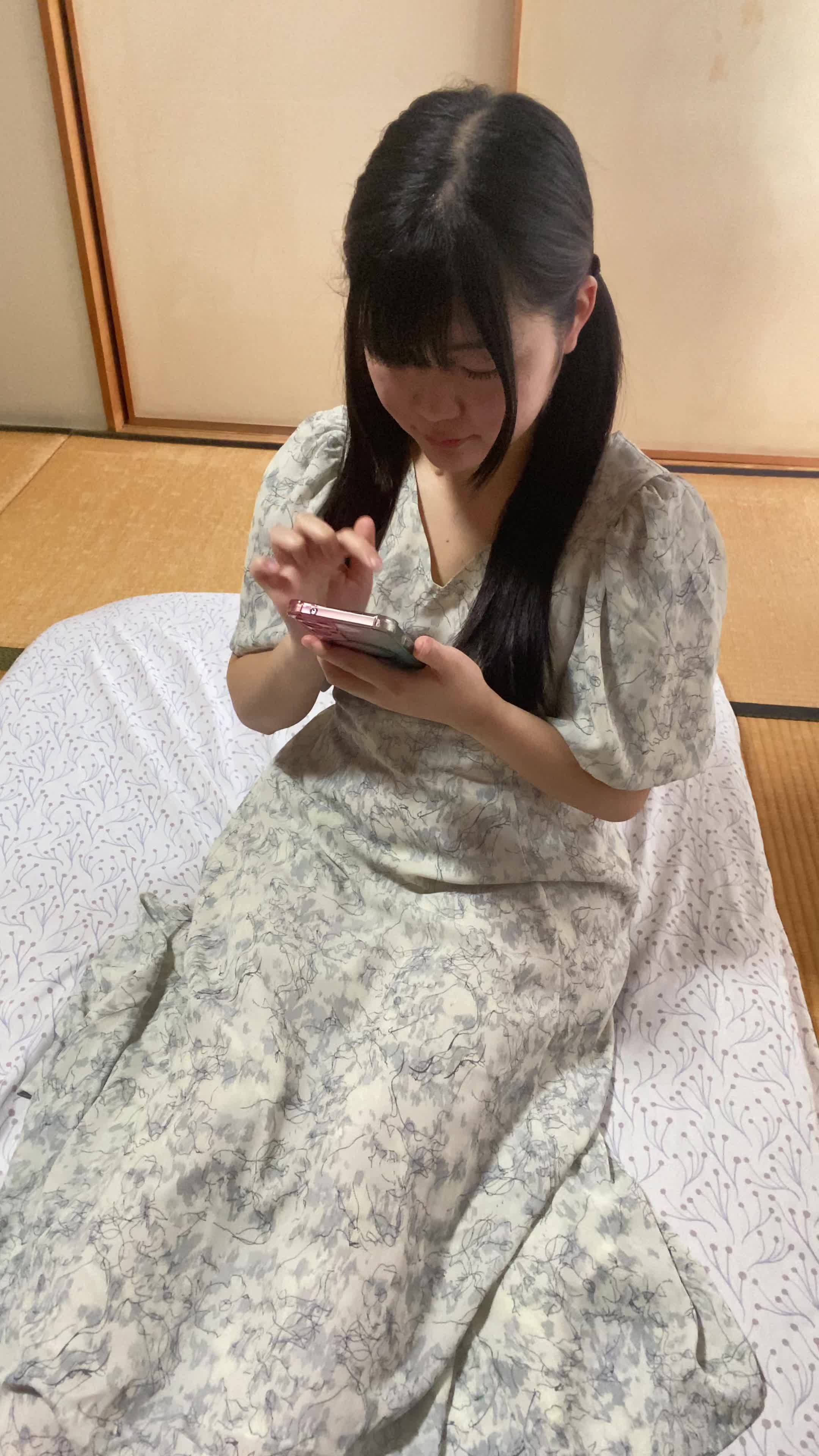 ベッドで脚を伸ばし、「冷たい水がすぐに飲めたら…」とスマホで調べる姿