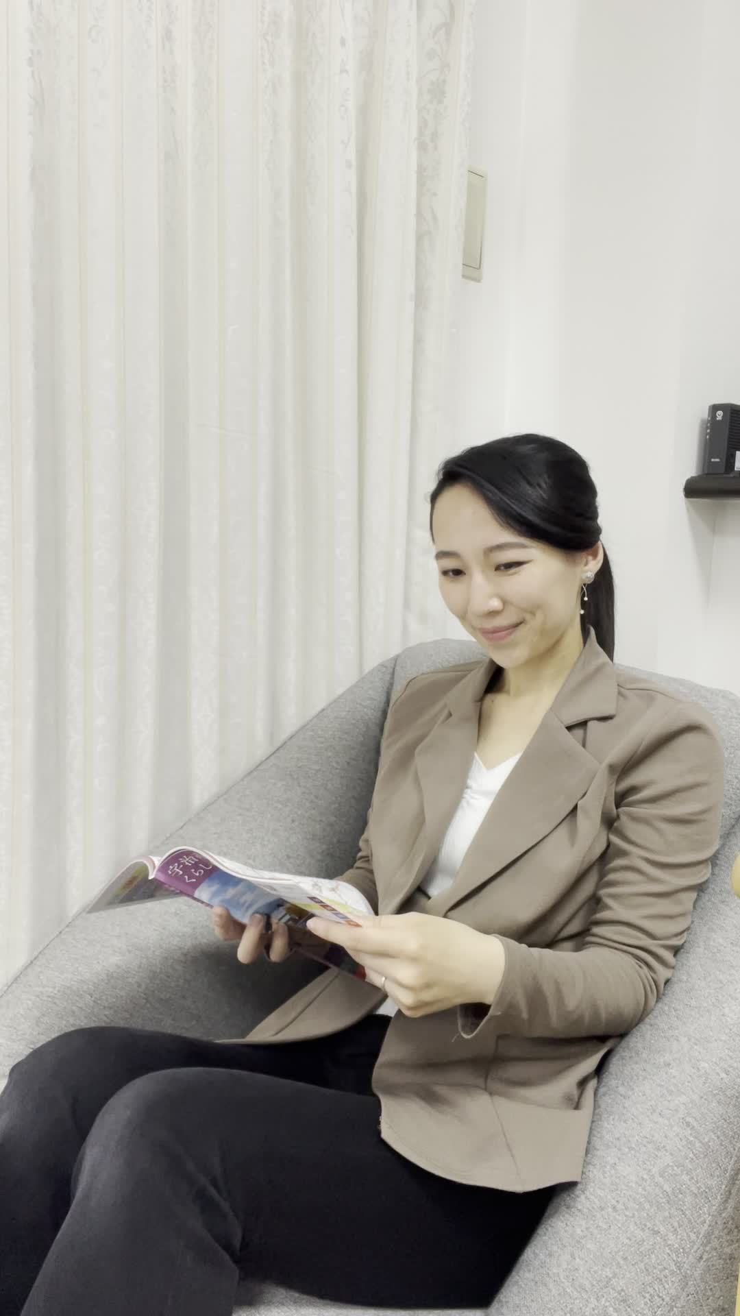 ソファに深く腰掛け、雑誌のモデル写真を見ながら「私もこうなりたい」と夢見る姿