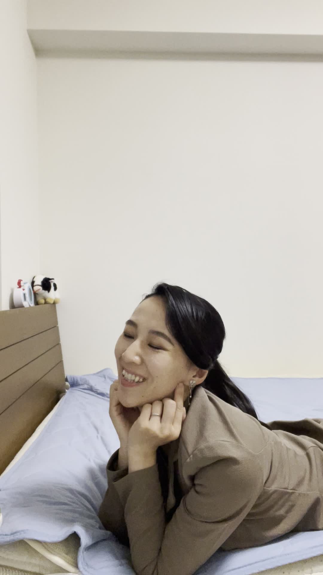 ベッドに寝転びながら、「新しい私でどんな人生が待ってる？」と夢見る顔