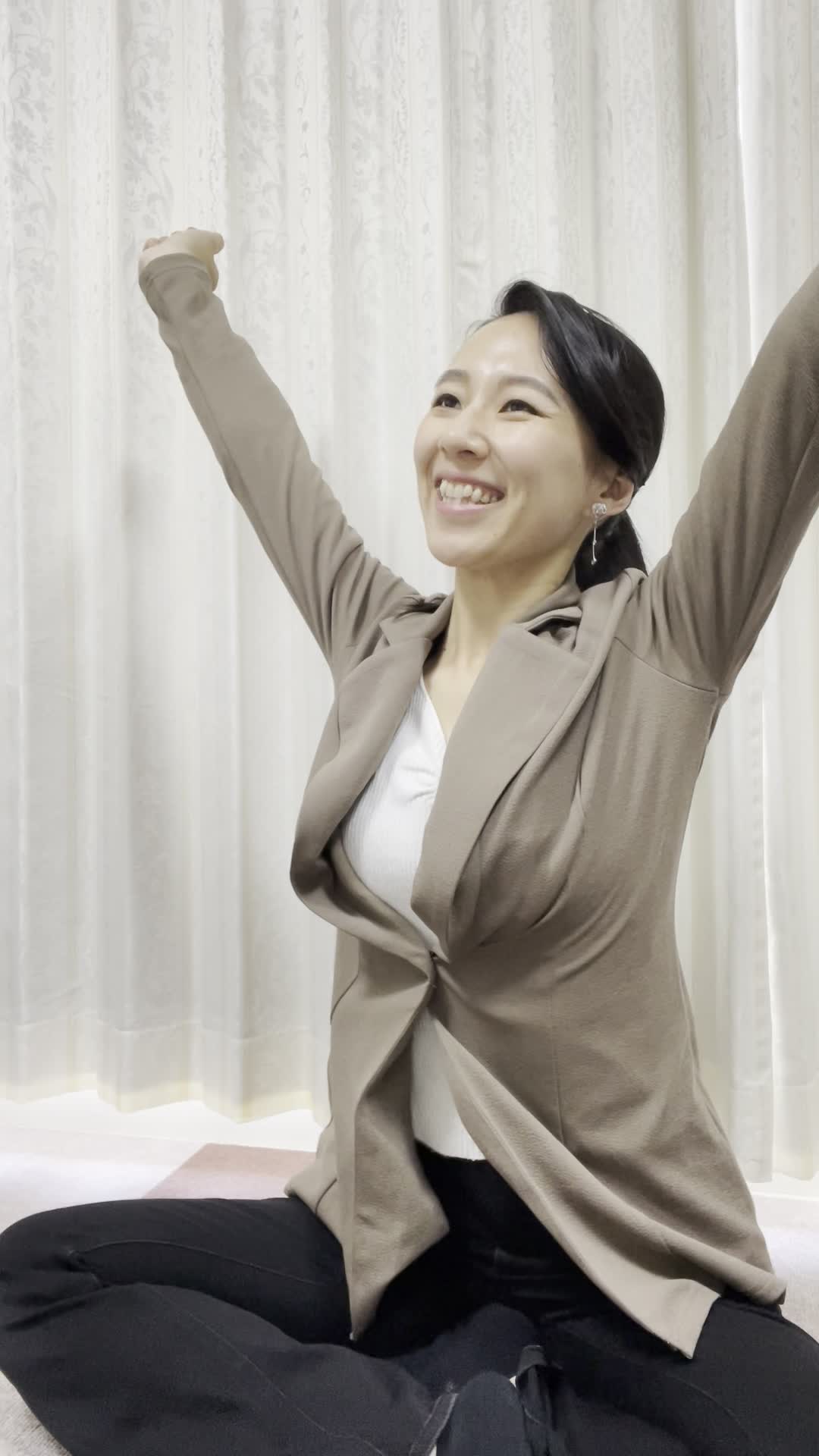 床に大きく伸びをしながら、「キレイになったら何をしよう？」と空想する様子