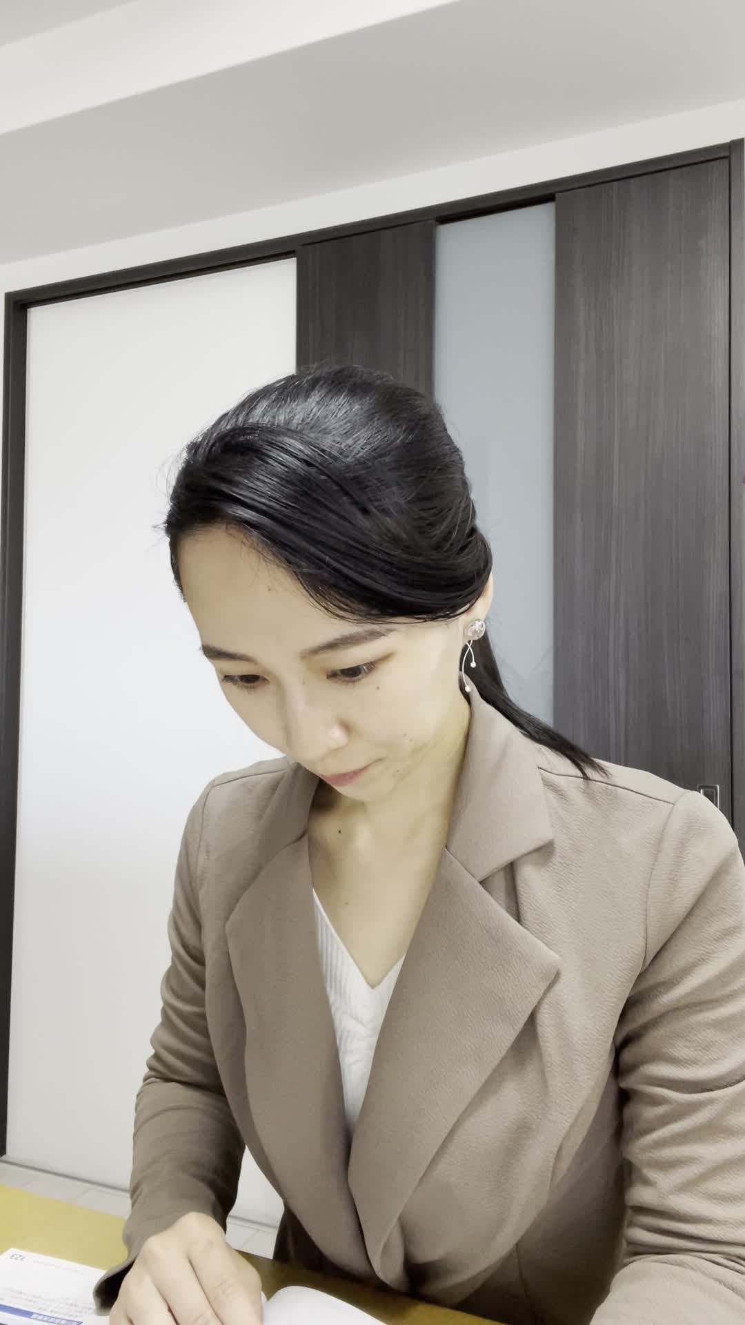 椅子に座り直して、「効果の持続時間ってどのくらい？」とカタログを見ながら考える姿