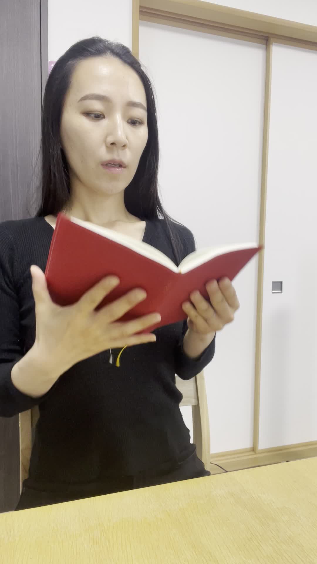 椅子に深く座り、手帳を閉じて「次のアクションを決めた」風の顔をする動作