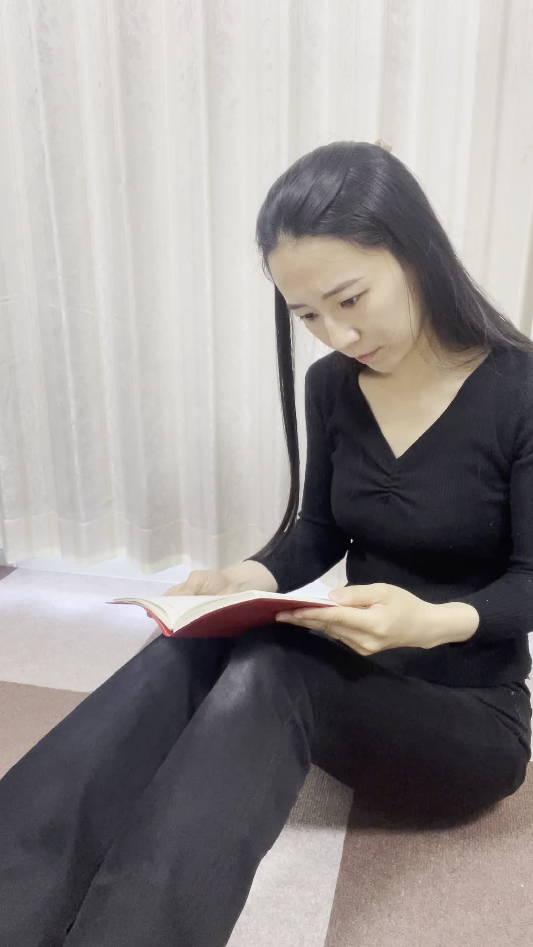 床に座り込み、膝の上に置いたノートをじっと見つめ、考え込む姿