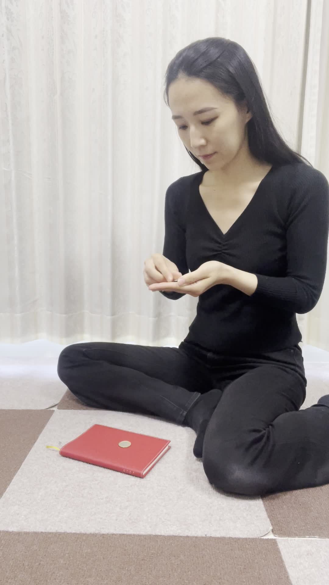 床でコインを一つ一つ並べ、「これが未来への投資だ」と納得する風の動作