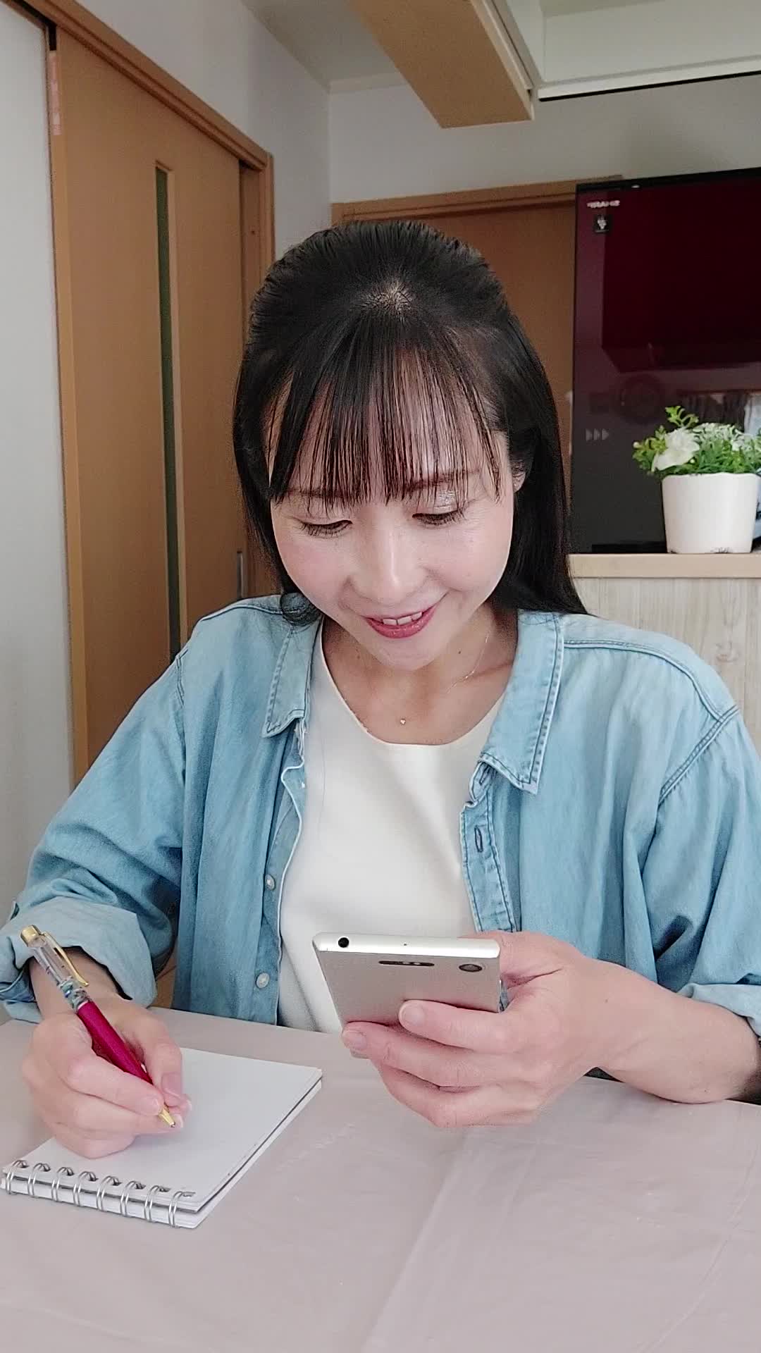 椅子に深く腰掛け、「ポイントを貯めて次回の買い物をお得にする」と計算する姿