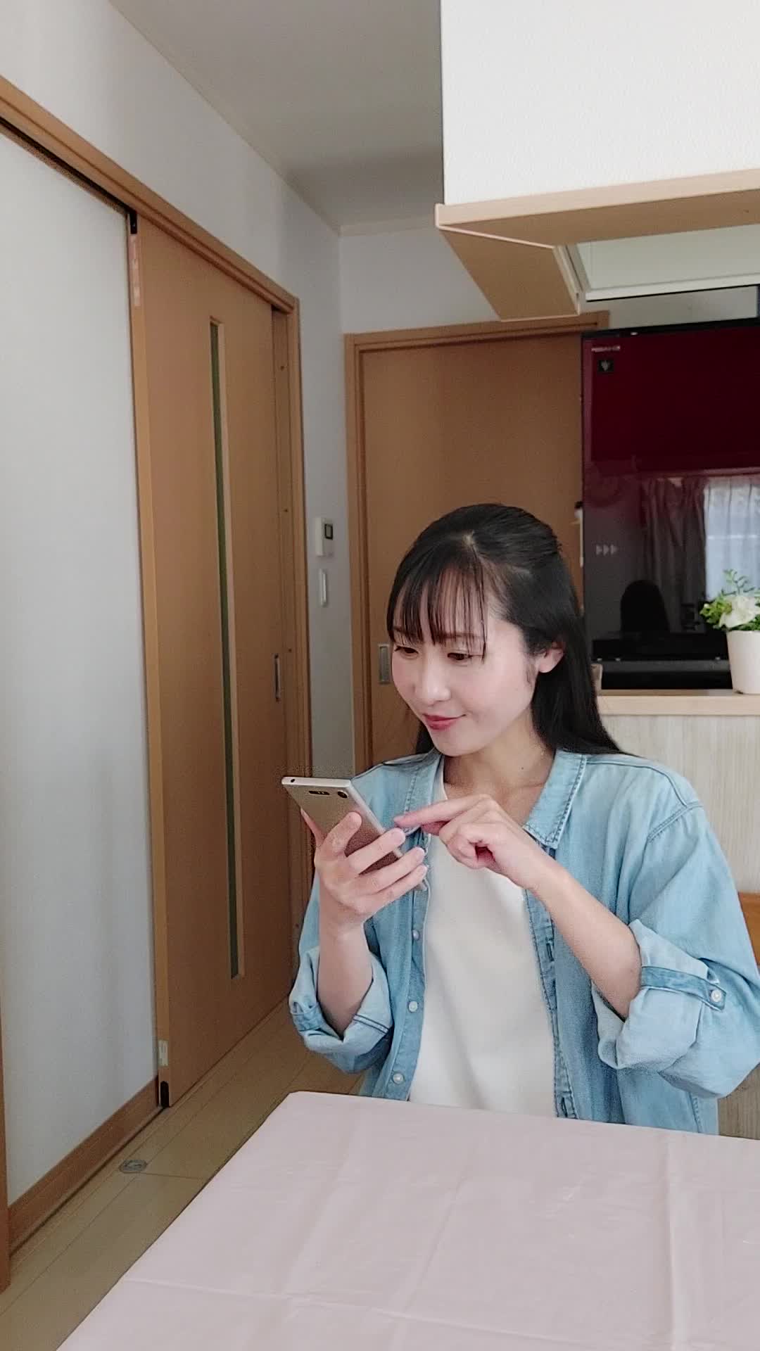 椅子から立ち上がり、「やっとお気に入りの商品を見つけた！」と喜ぶ動作