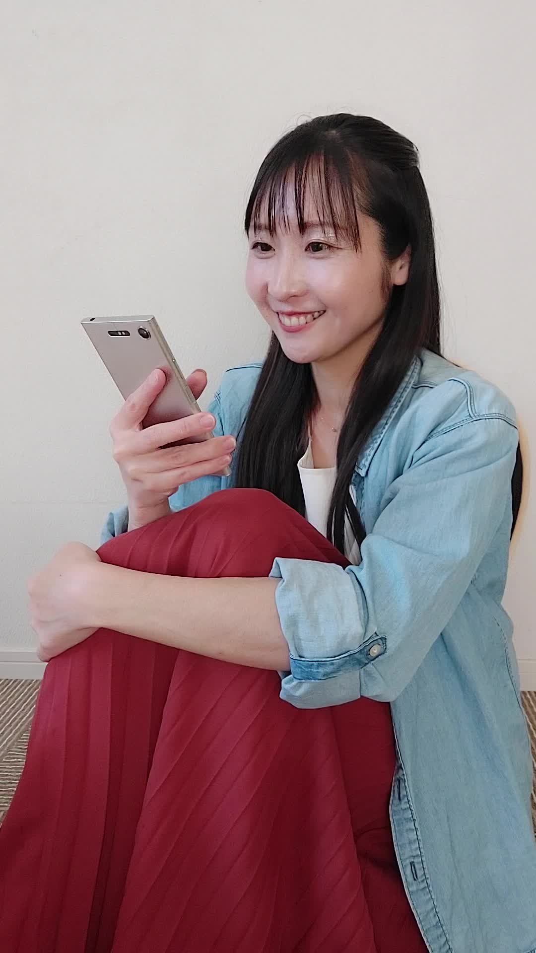 ソファで膝を抱えて、「お気に入りリストに商品を追加する」嬉しそうな表情