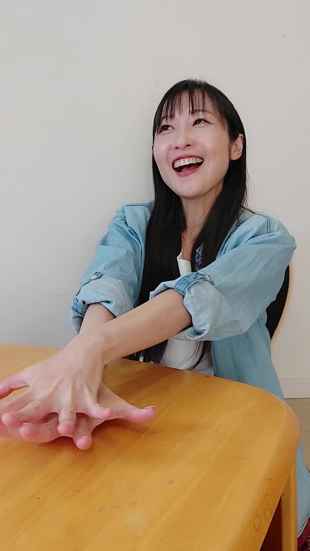 ソファでリラックスしながら、「届いた商品の箱を開ける瞬間を想像する」期待の表情