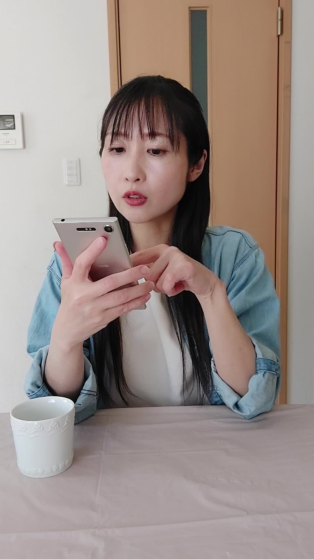 テーブルで商品を比較しながら、「どっちにしよう？」と迷う動や作