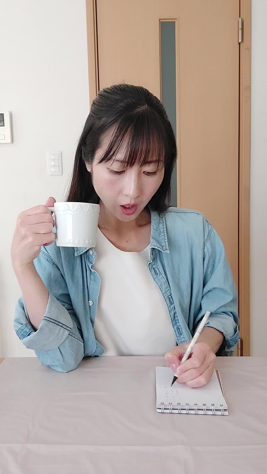 テーブルでドリンクを片手に、「次のセールに向けてリストを作る」集中した姿