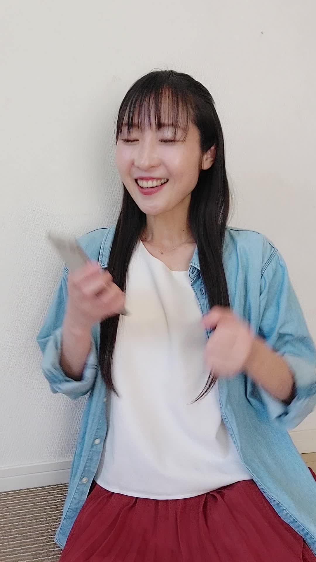 床で膝を崩して座り、「新しいアイテムの到着を待ちながらワクワクする」仕草