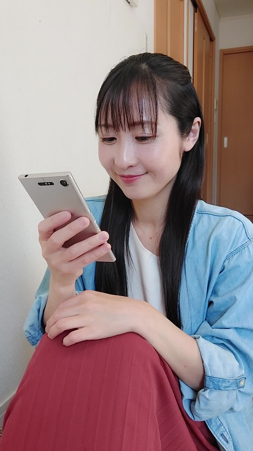 床で商品レビューを書きながら、「他の人にもこれを勧めたい」と感じる動作