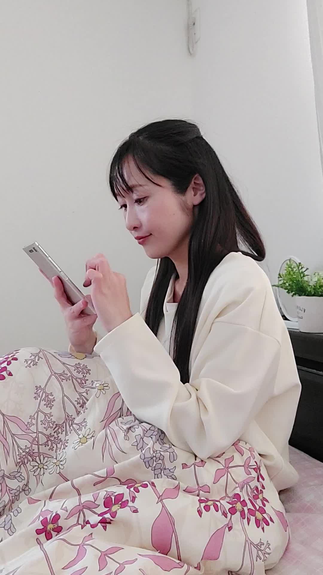 ベッドで脚を伸ばし、「限定商品の在庫が残っているのを発見して喜ぶ」様子