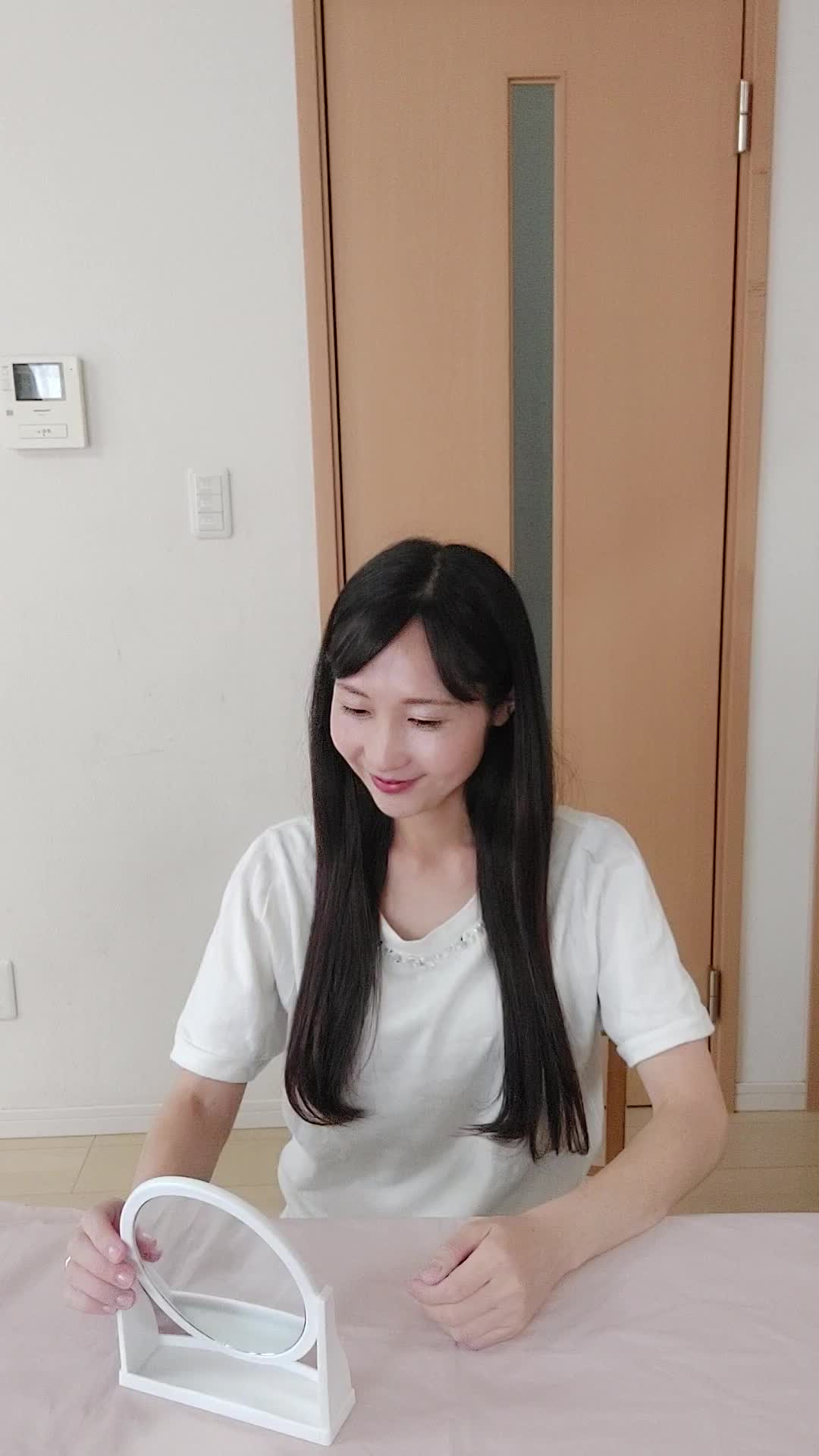 椅子から立ち上がり、「白髪がなくなったらどんな感じだろう」と自分を想像して微笑む動作