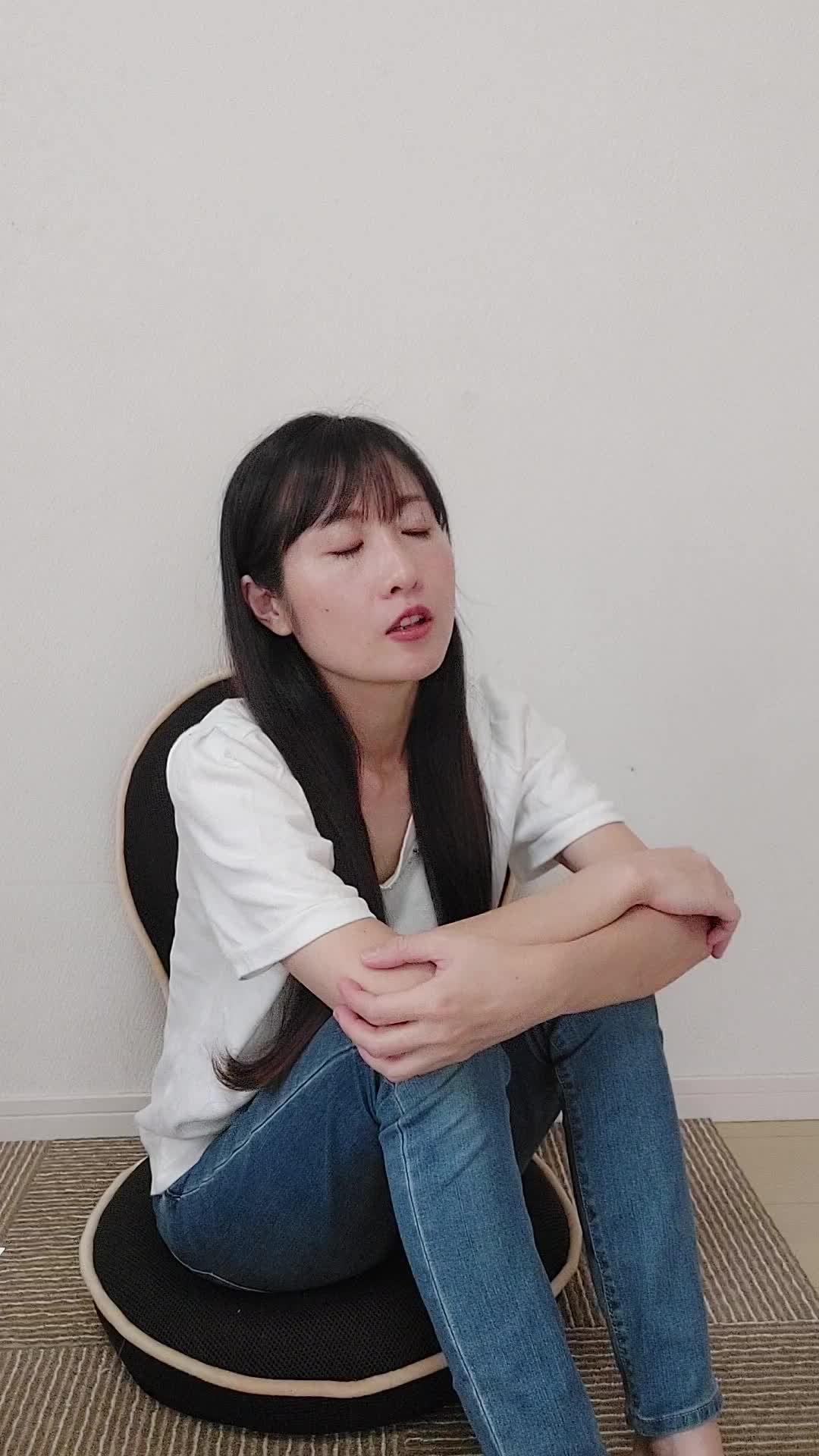 ソファで膝を抱え、「白髪が目立つのをどう隠すか考える」少し困った様子