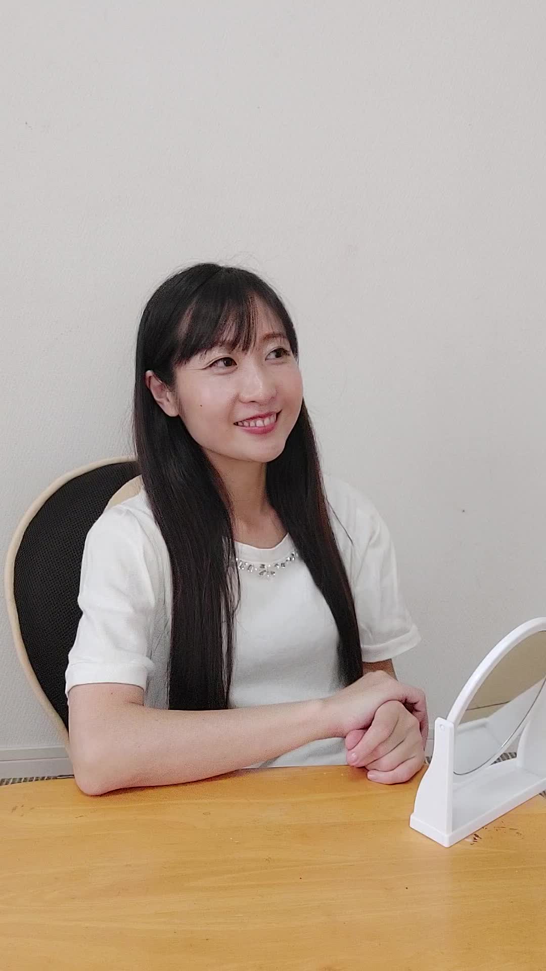 ソファでリラックスしながら、「白髪が減った自分を想像して微笑む」様子