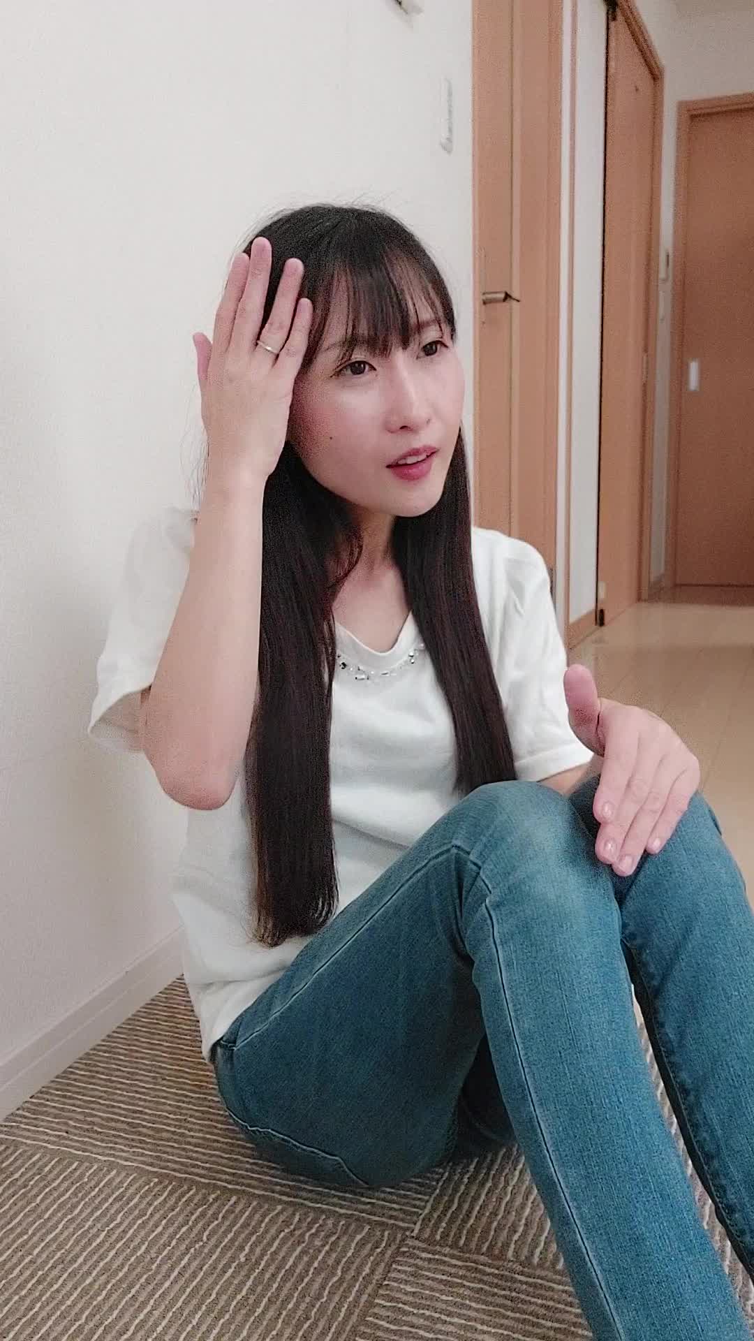 床で白髪を手で隠して、「もっと若々しく見える方法を考える」動作