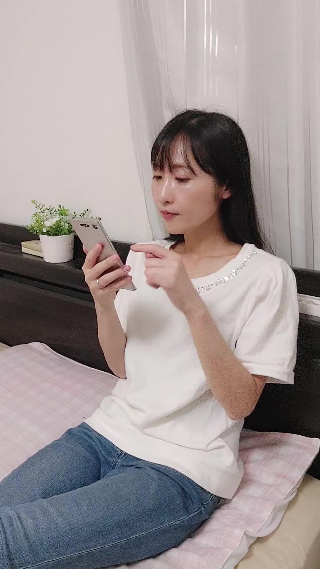 ベッドで脚を伸ばし、「次のケアで効果が出るかな？」とスマホで調べる様子