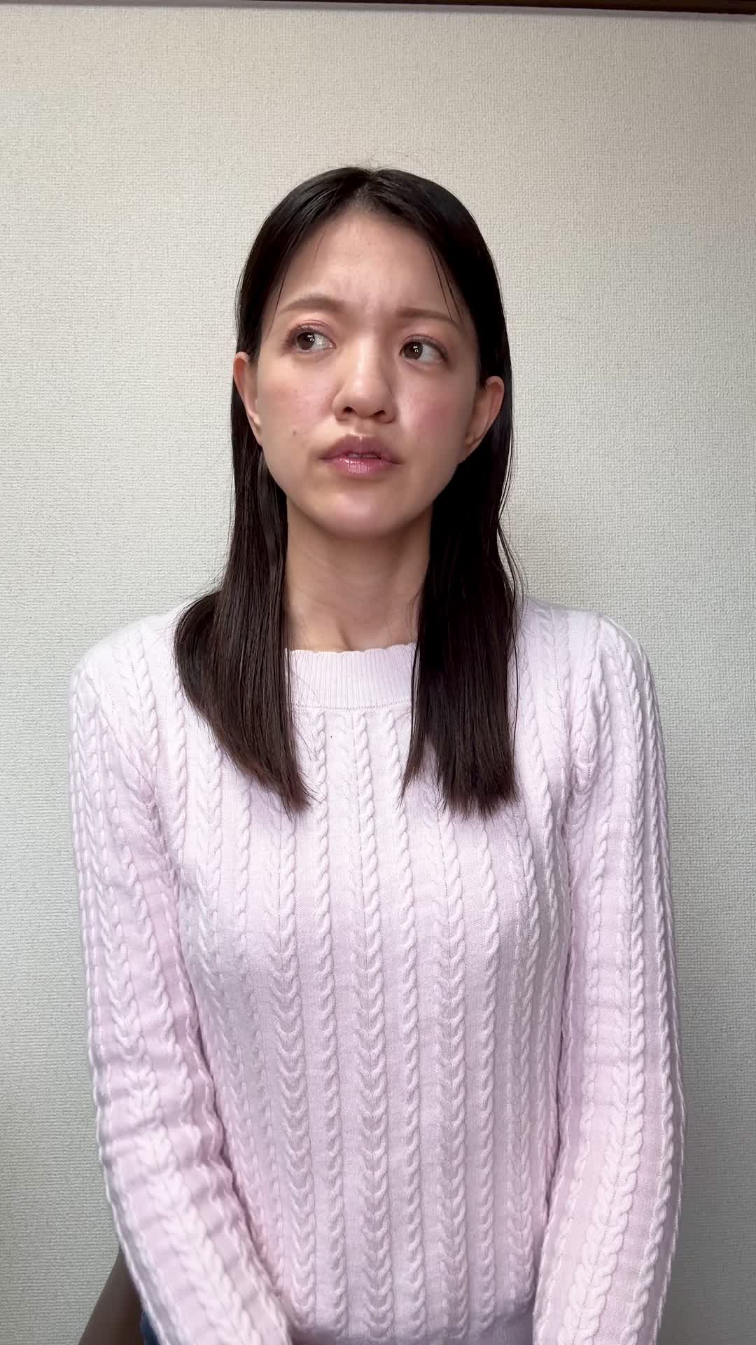 椅子に浅く腰掛け、「これで大丈夫だろうか」と自問自答する真剣な表情