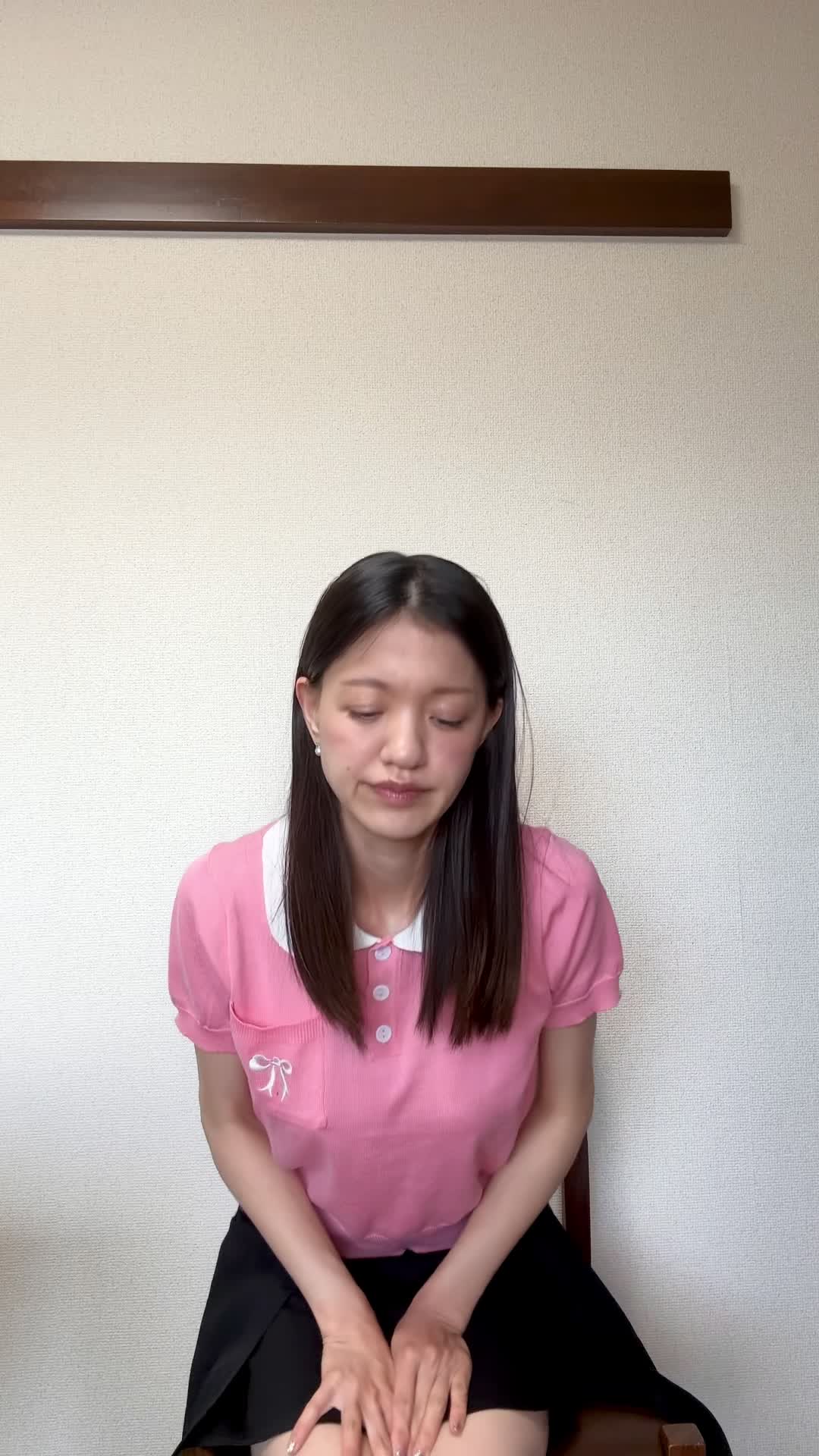 椅子から立ち上がり、「匂いの変化を自分で確かめて微笑む」動作