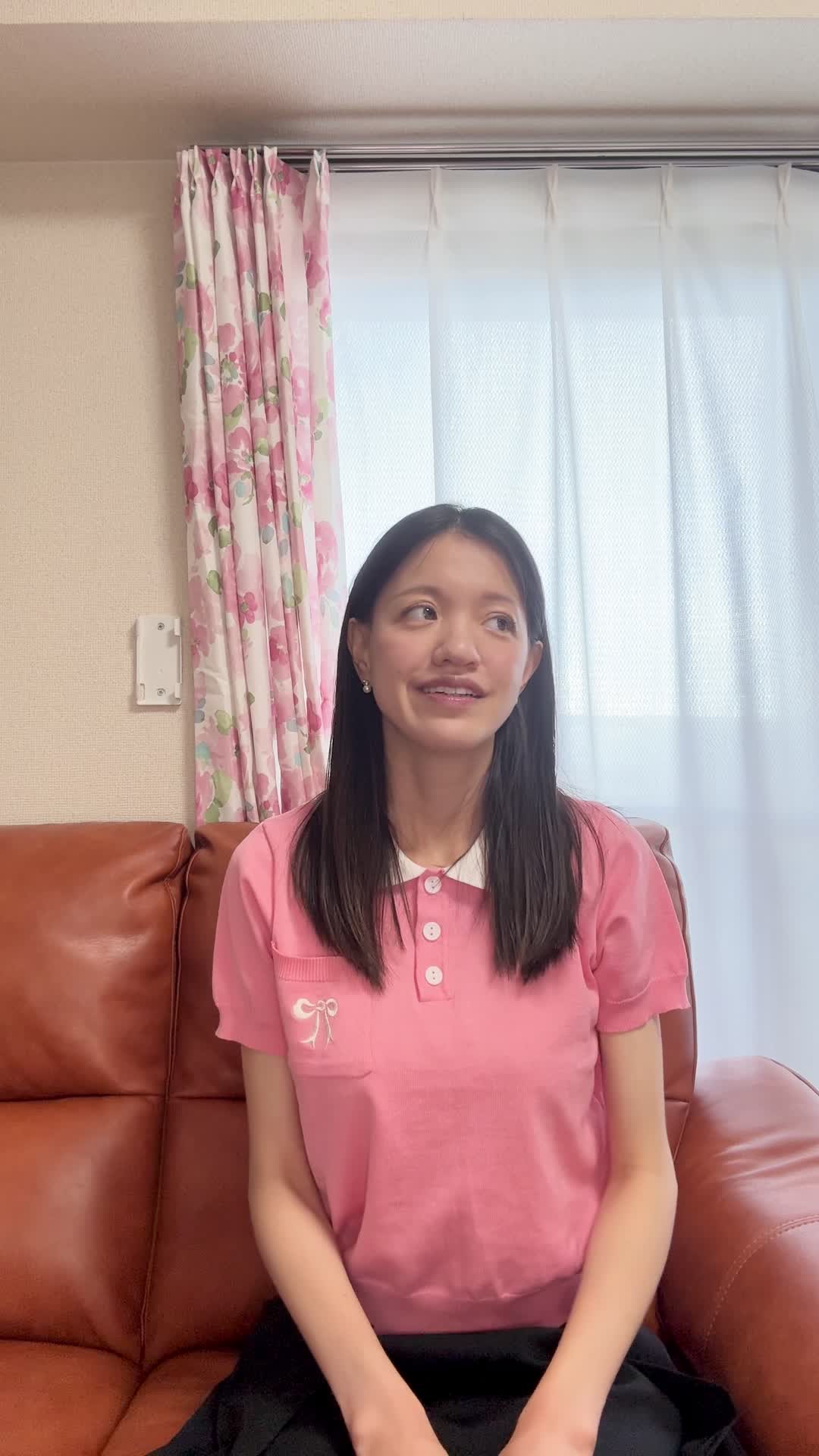 ソファでリラックスしながら、「これで安心して外出できる！」とホッとする表情