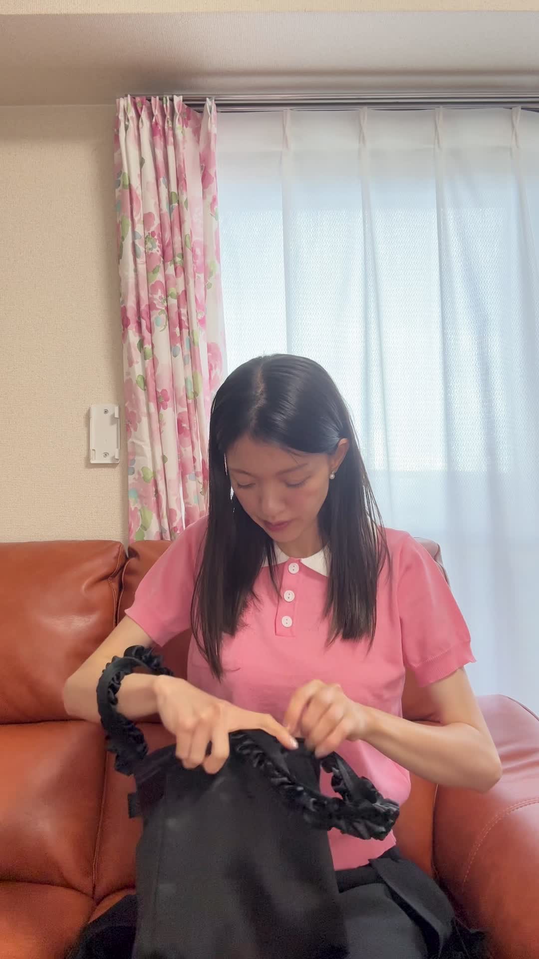 ソファでカバンの中を確認しながら、「体臭ケアスプレーを常備する」様子