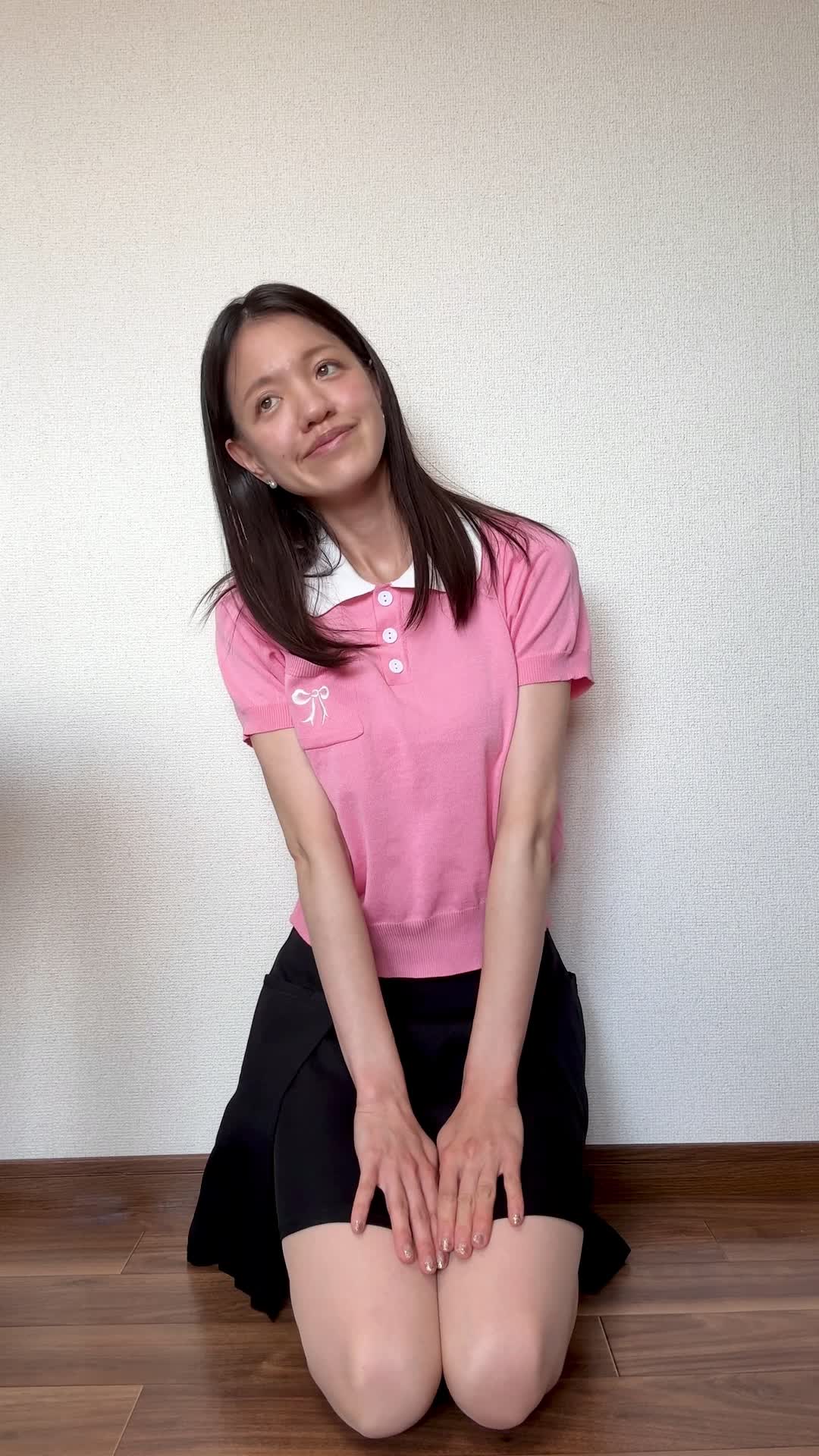 床で膝を立てて座り、「体臭が気にならない生活がどんな感じか想像する」微笑む姿