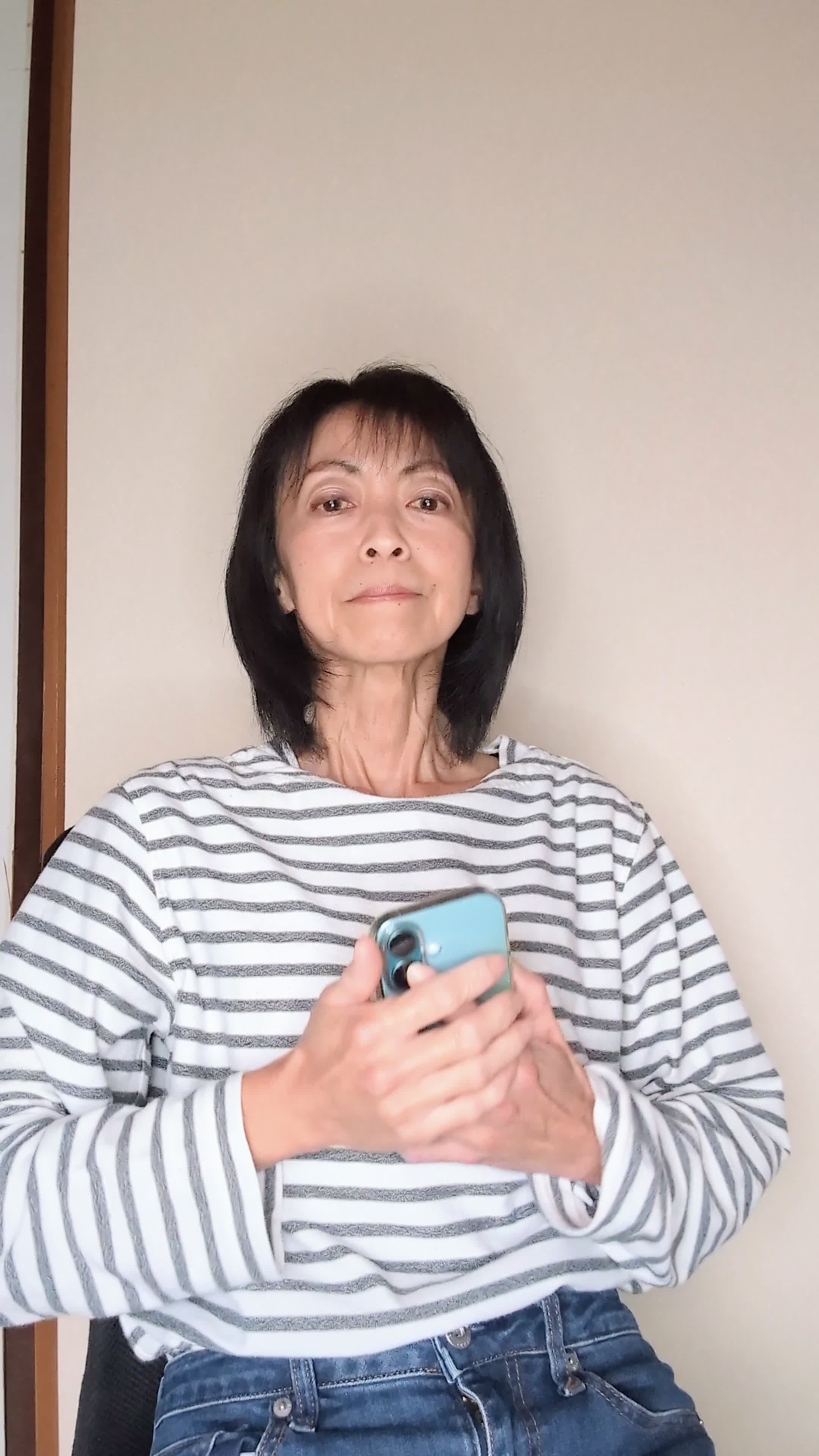 椅子に深く腰掛け、「これでリラックスして明日に備えよう」と穏やかな表情を見せる姿