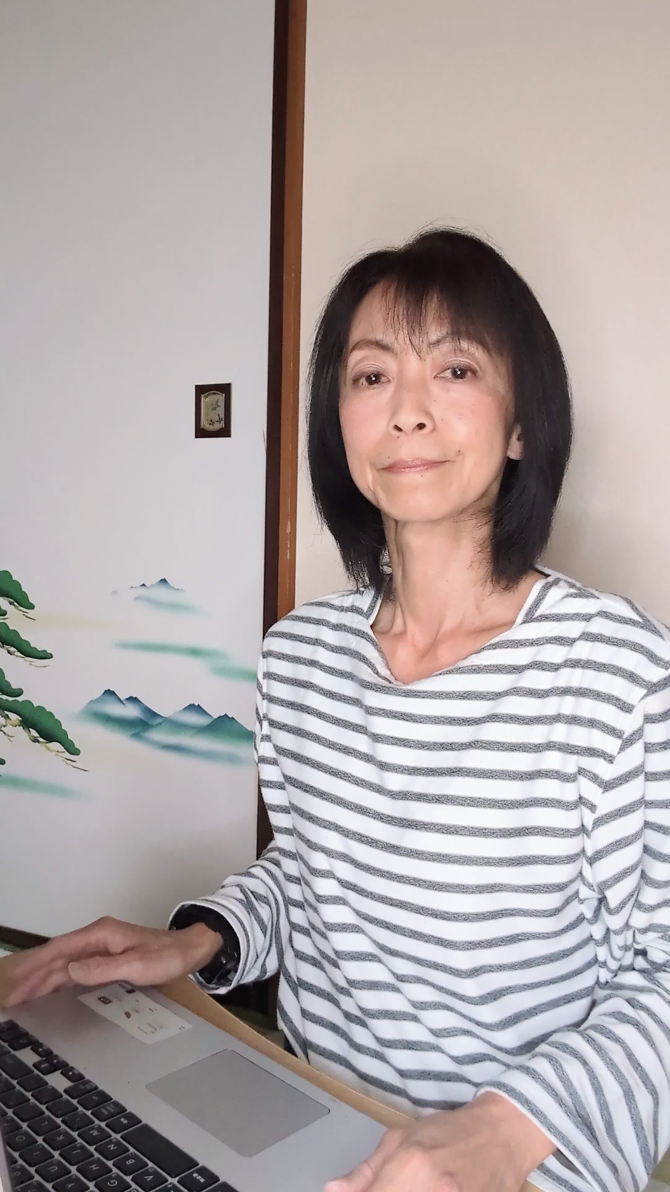 テーブルでパソコンを閉じ、「仕事終わりの楽しみがあるから頑張れる」と満足げな姿